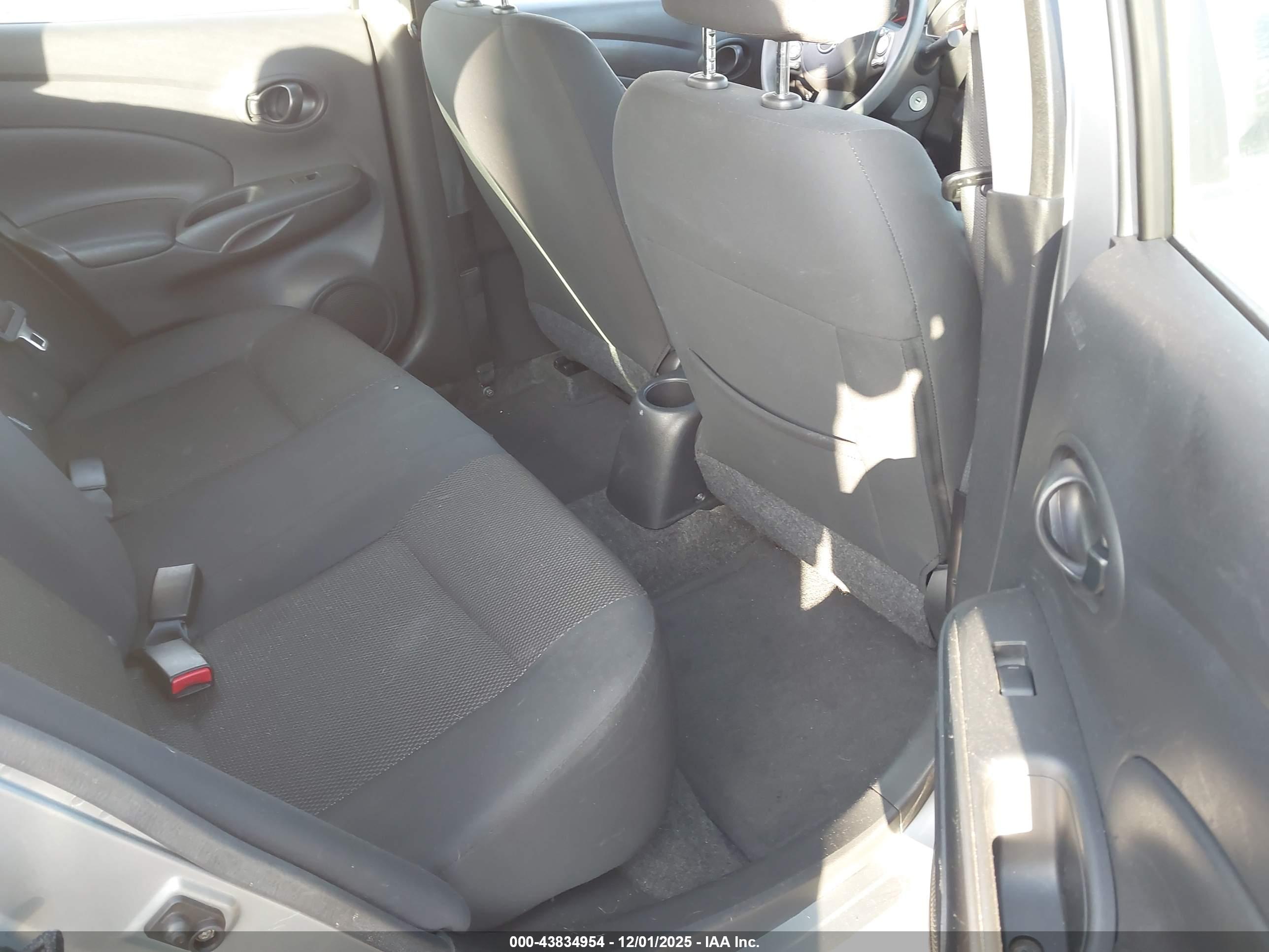NISSAN VERSA image 8