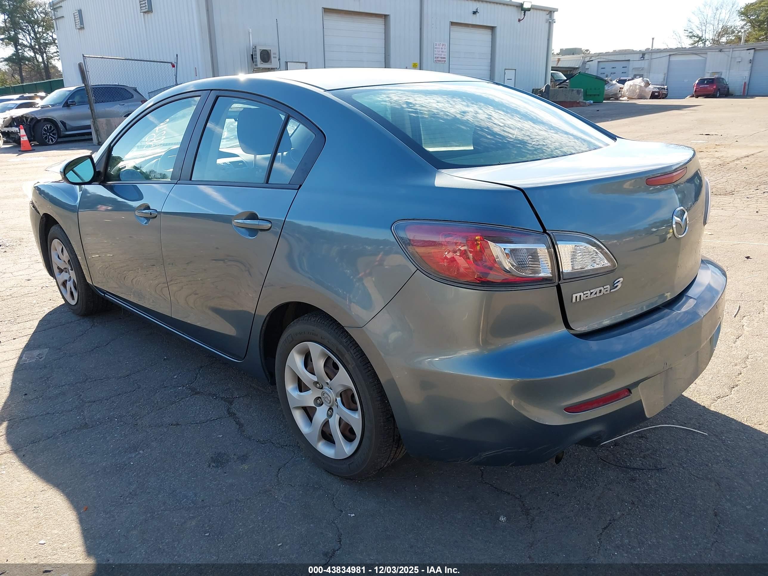 MAZDA MAZDA3 image 3