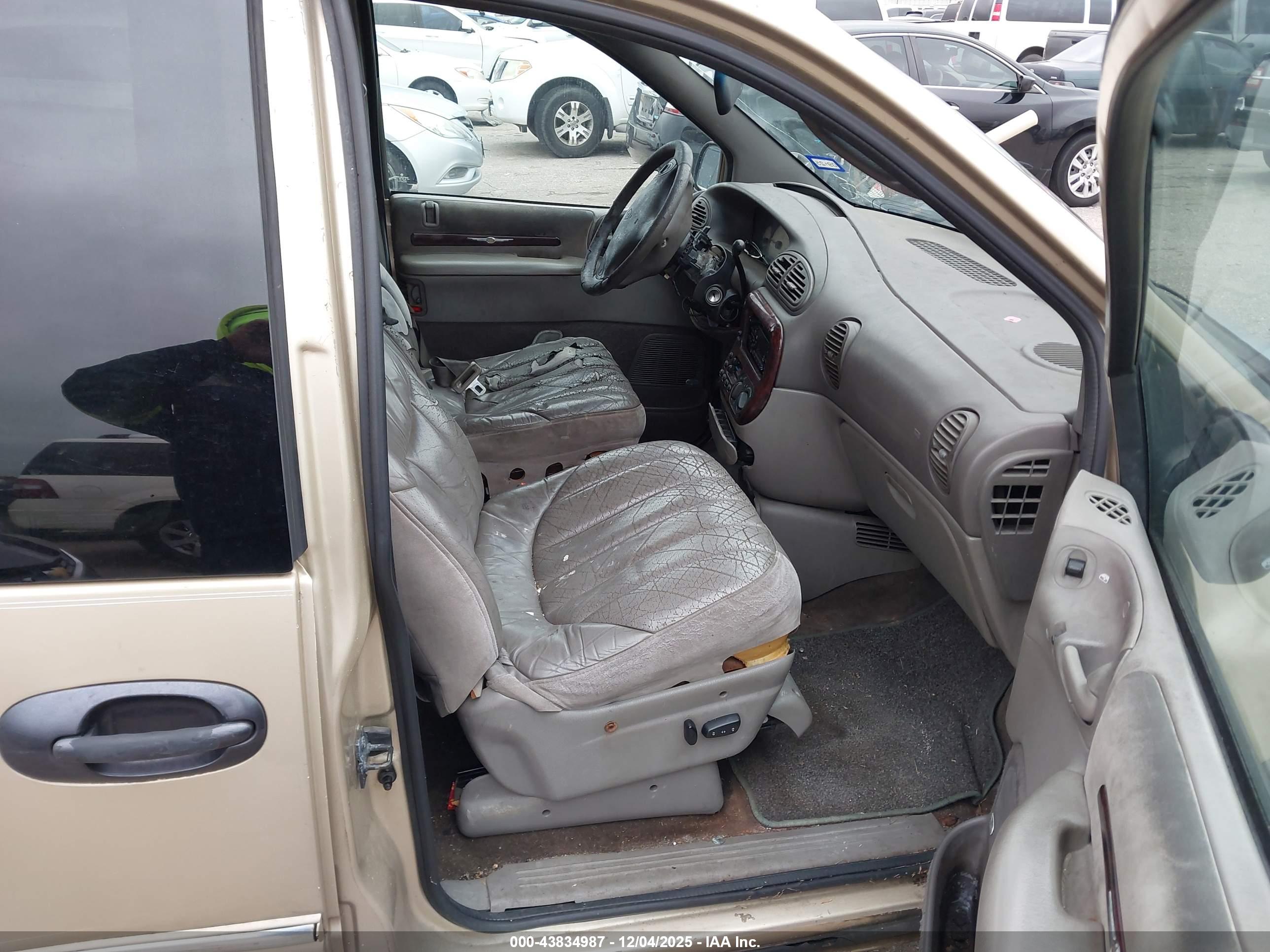 CHRYSLER TOWN image 5