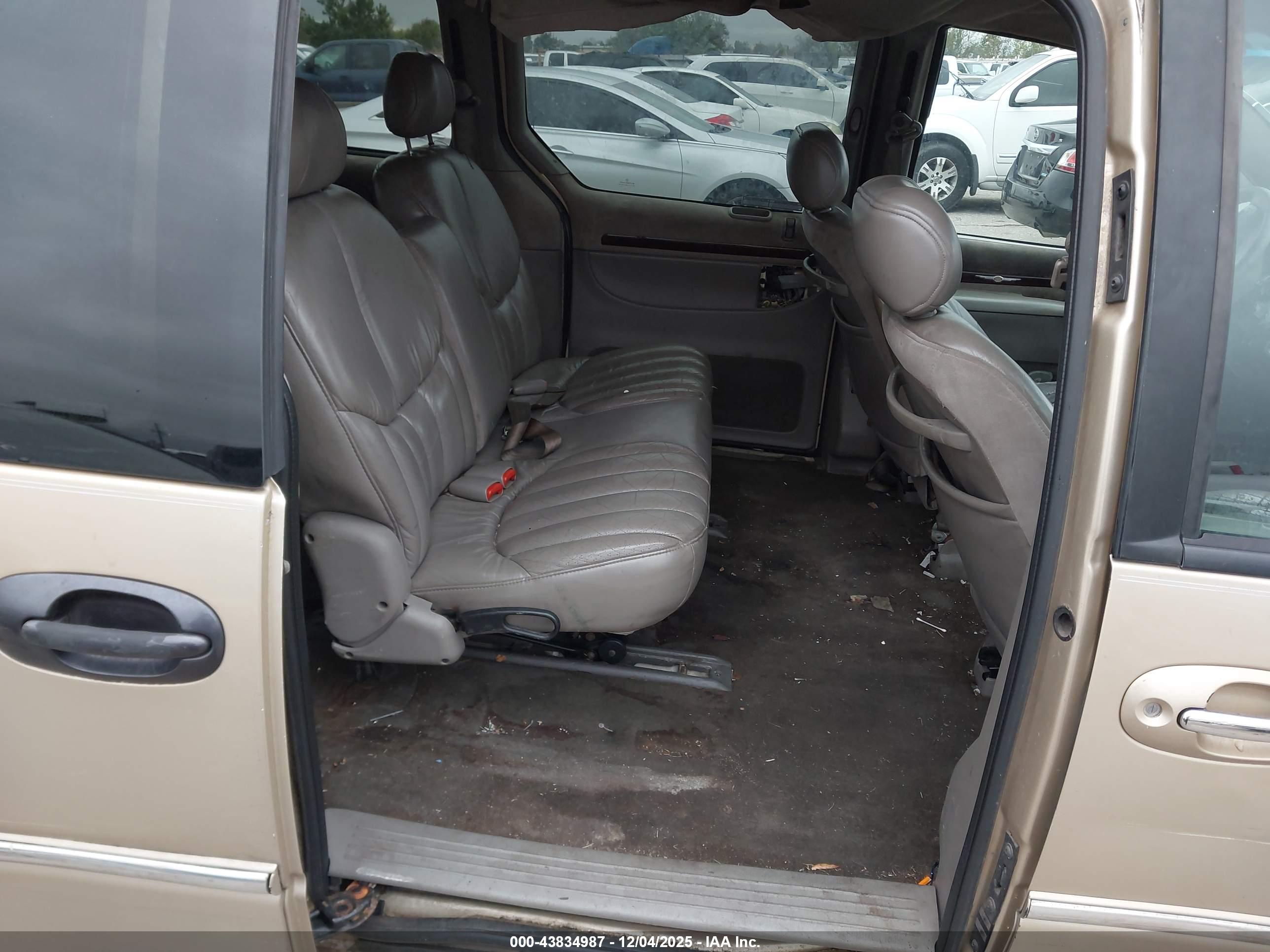 CHRYSLER TOWN image 8