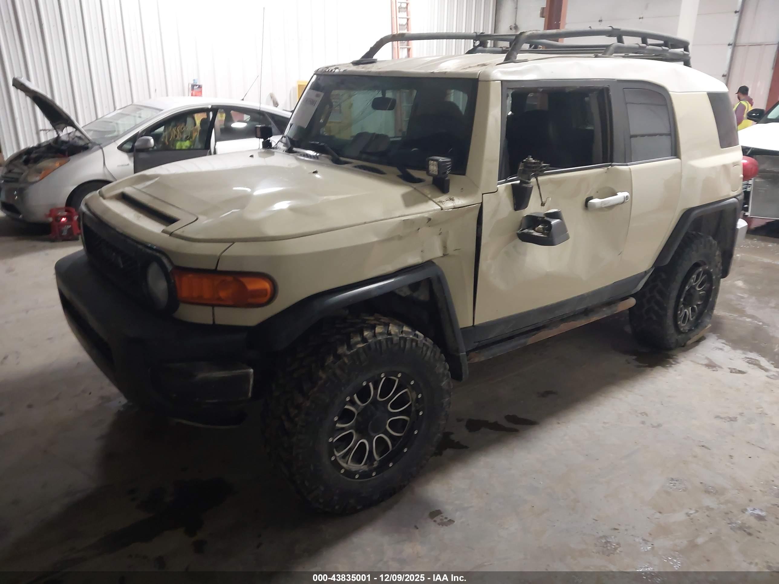 TOYOTA FJ image 2
