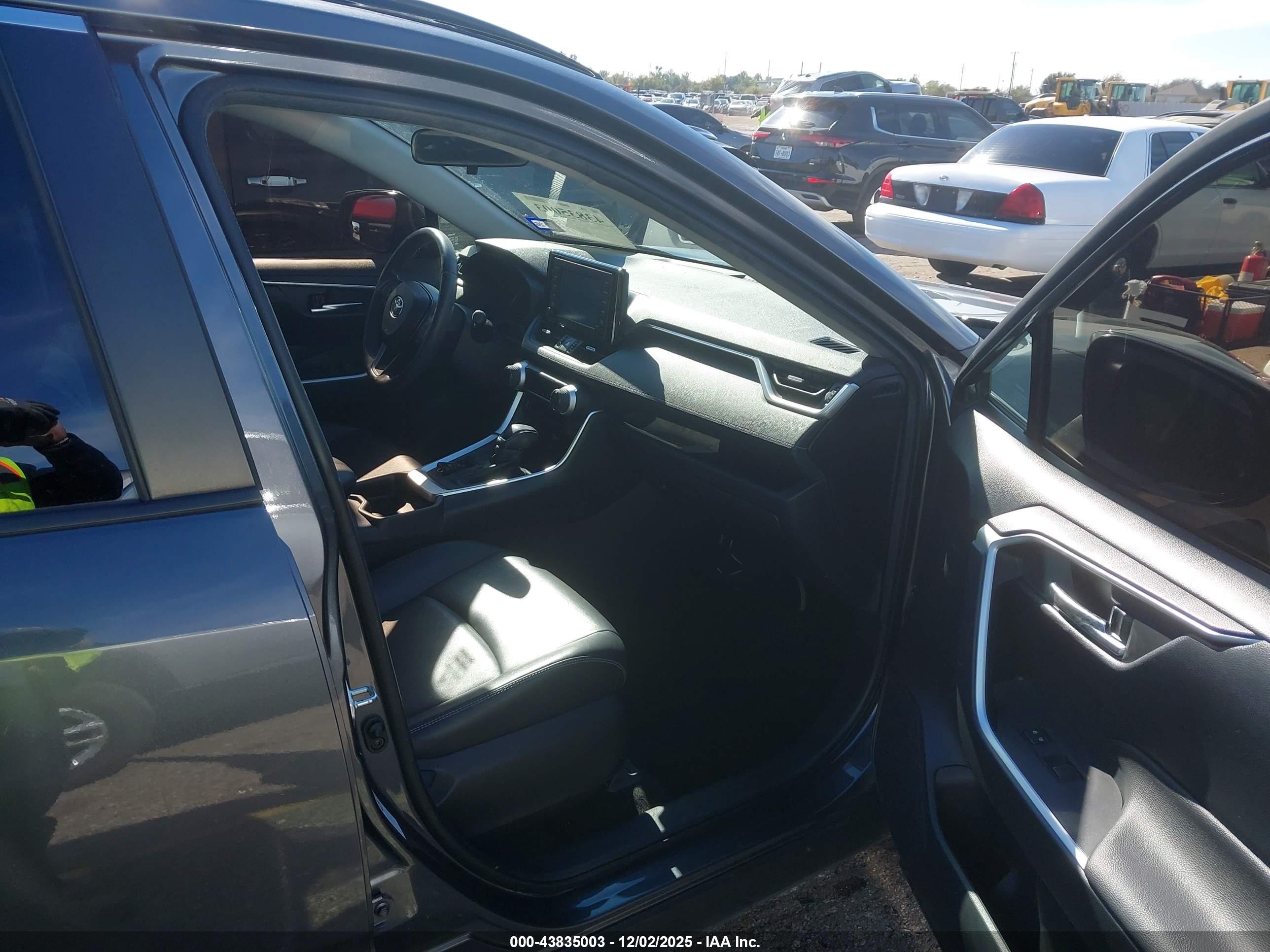 TOYOTA RAV4 image 5