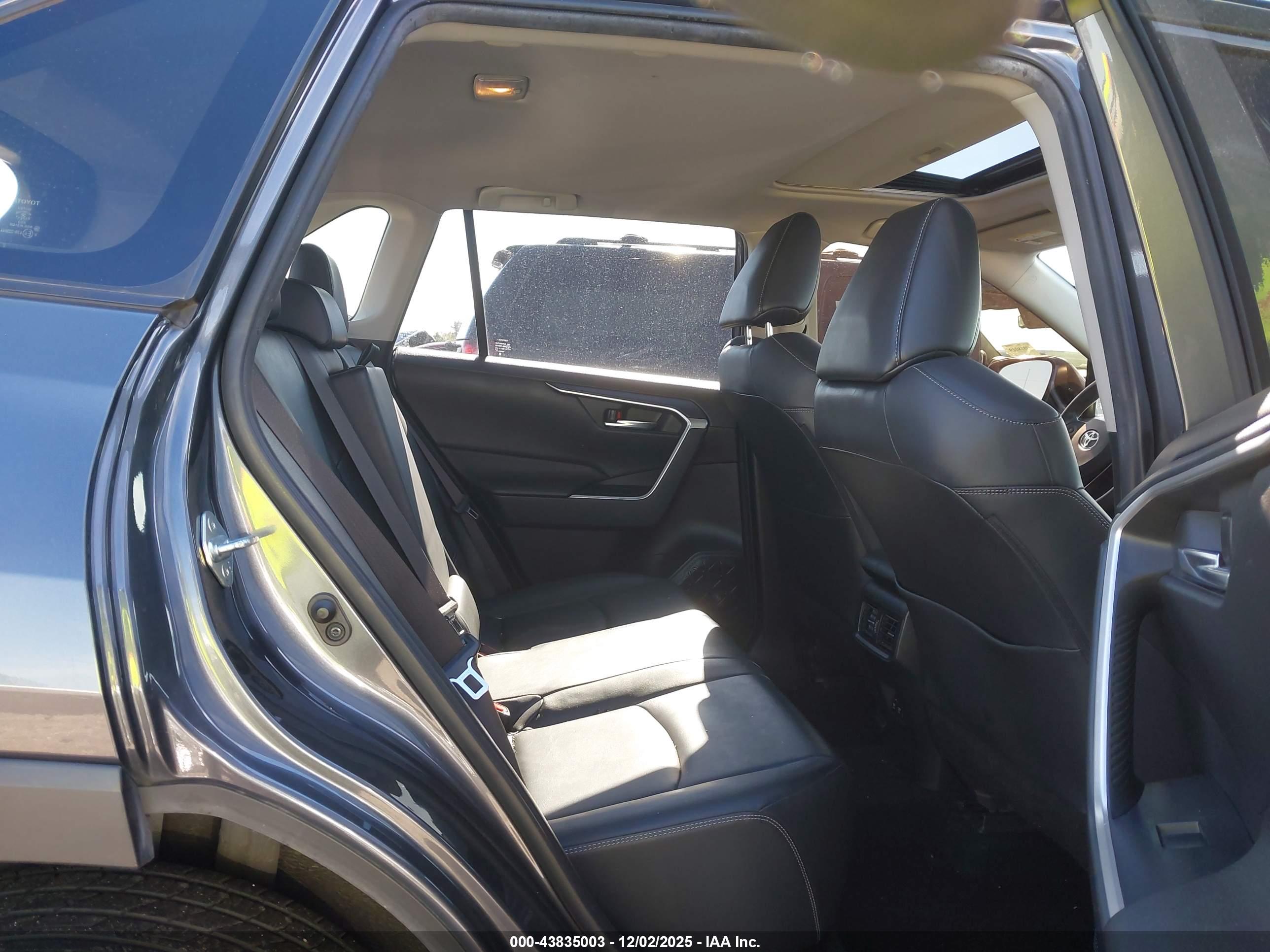 TOYOTA RAV4 image 8