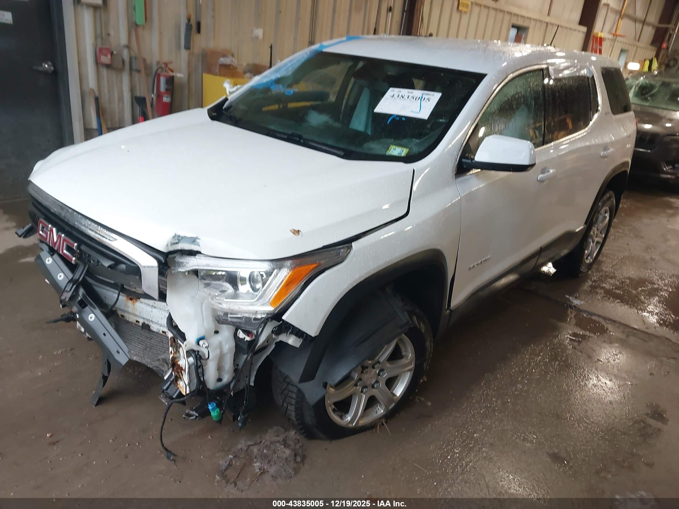 GMC ACADIA image 2