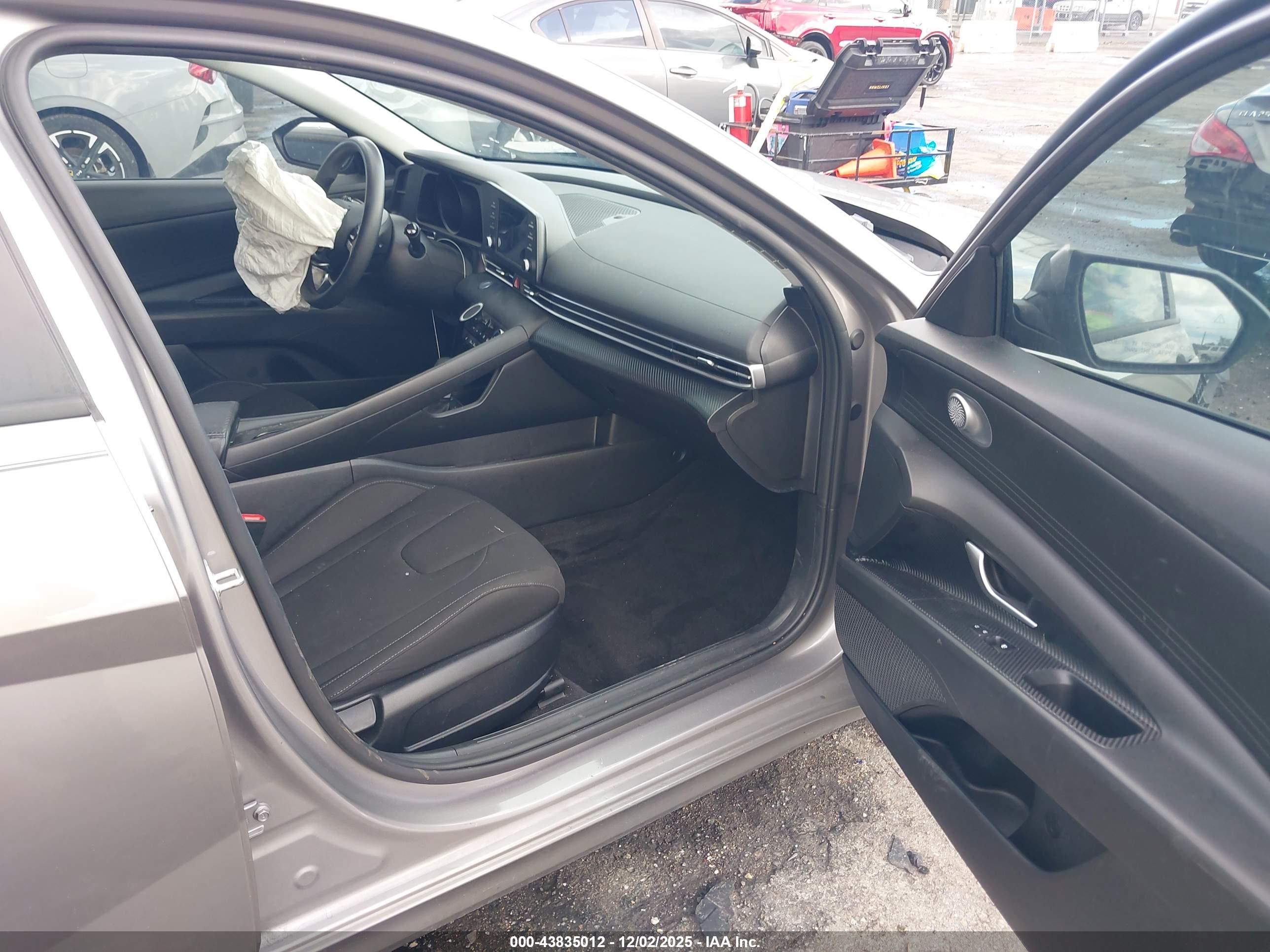 HYUNDAI ELANTRA image 5