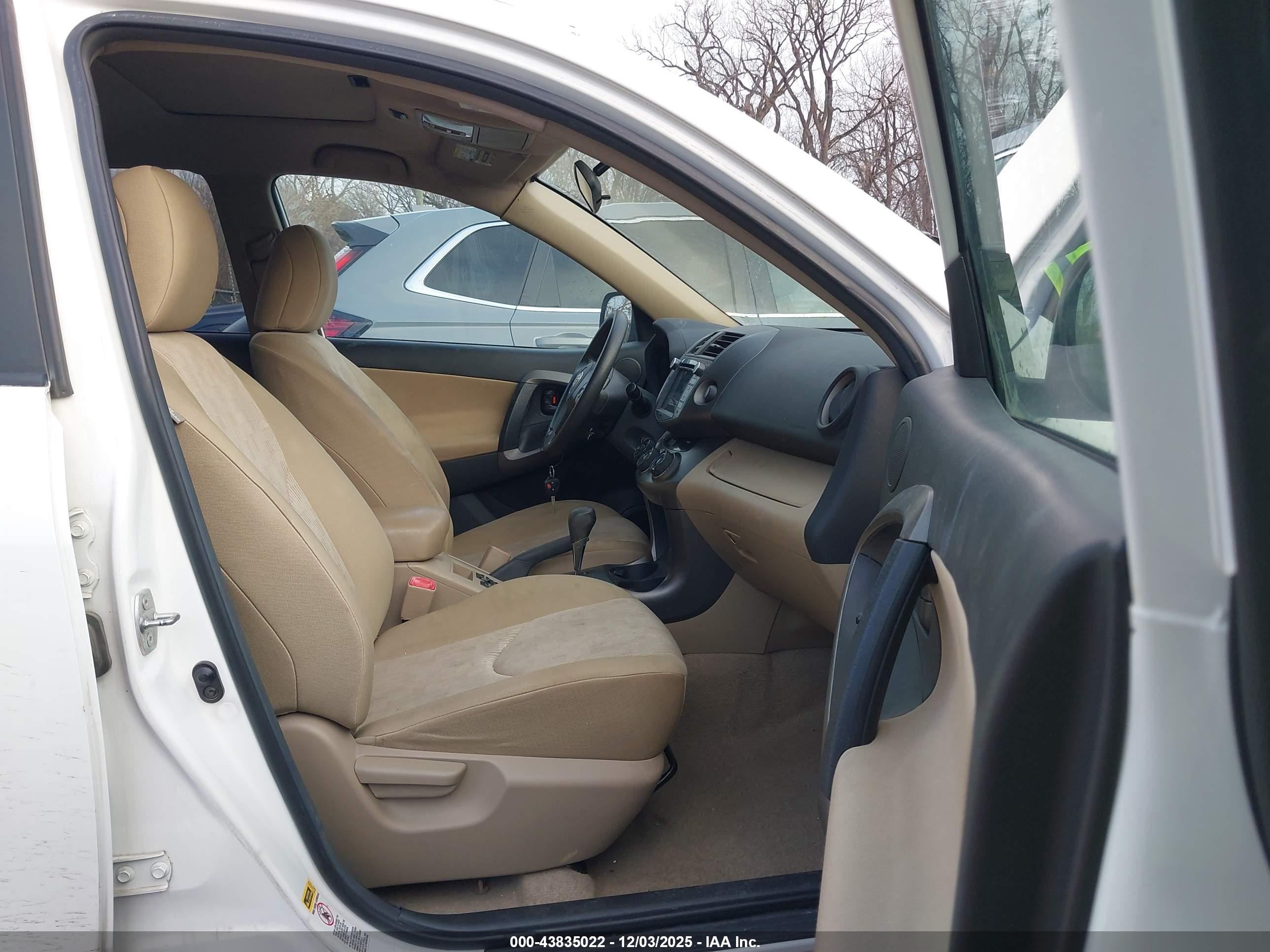 TOYOTA RAV4 image 5