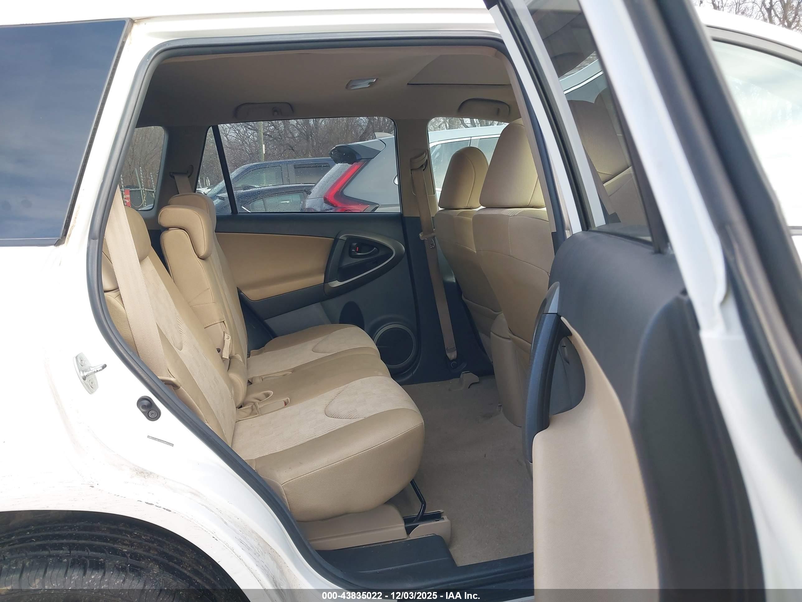 TOYOTA RAV4 image 8