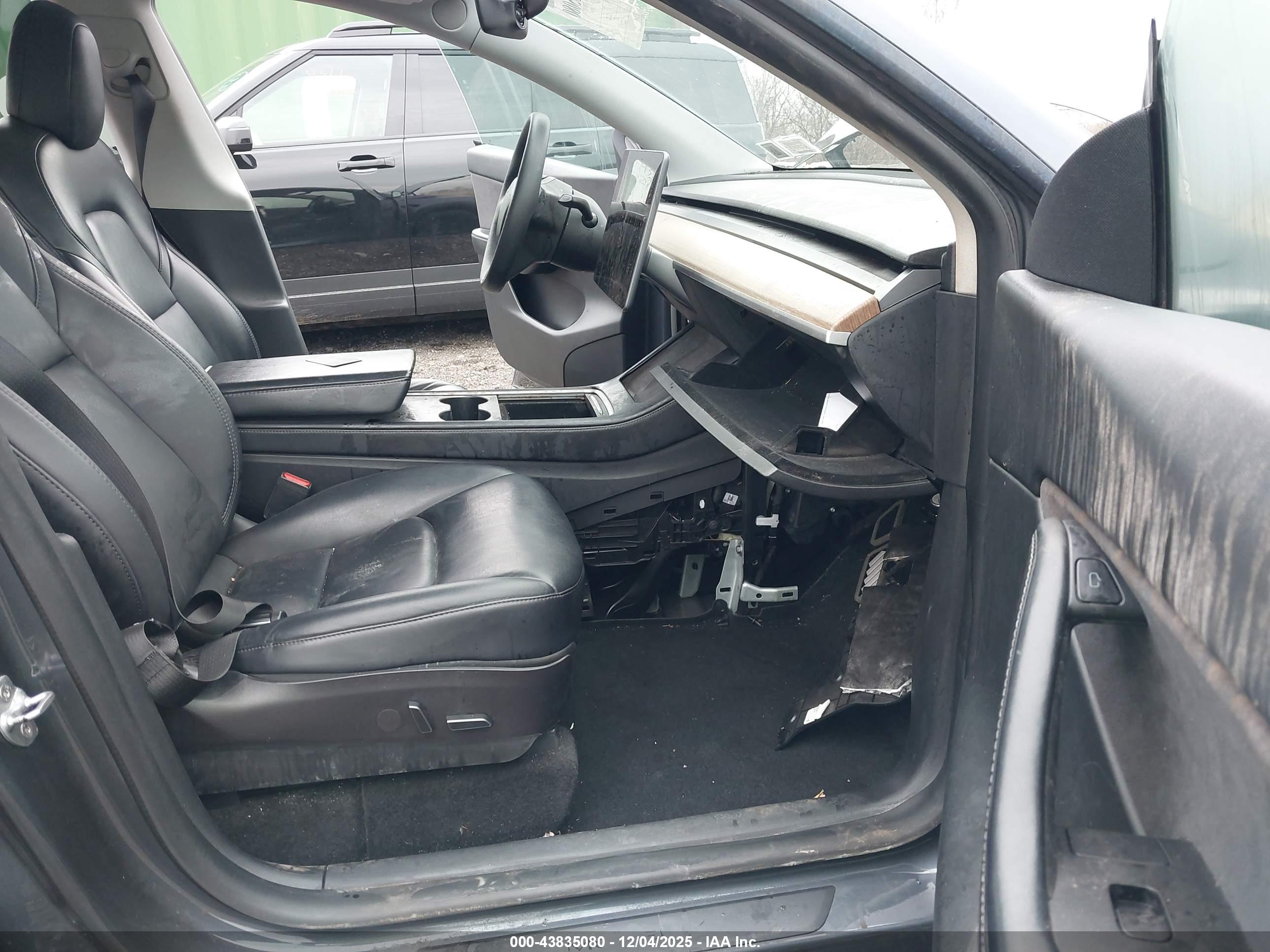TESLA MODEL image 5