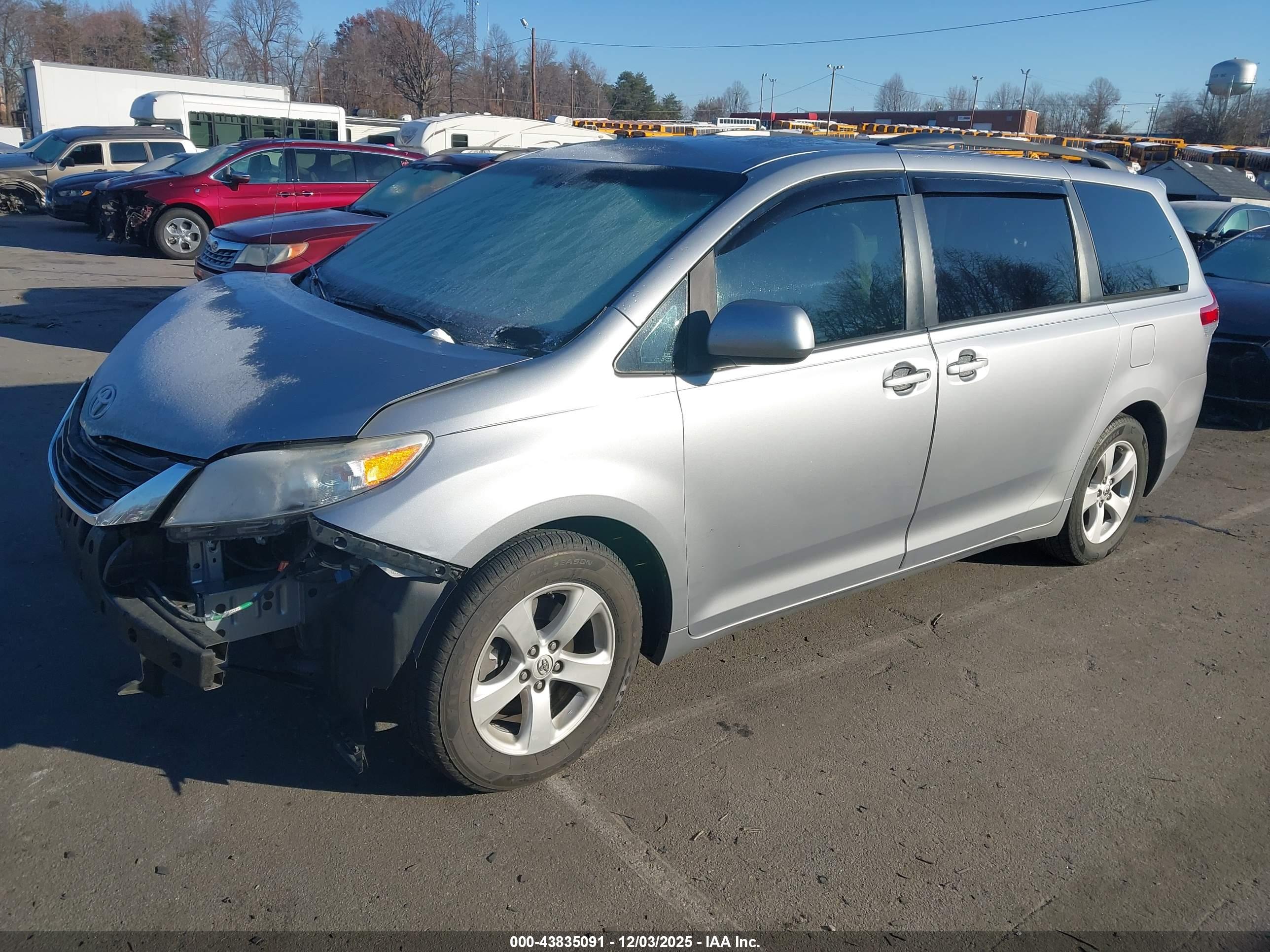 TOYOTA SIENNA image 2