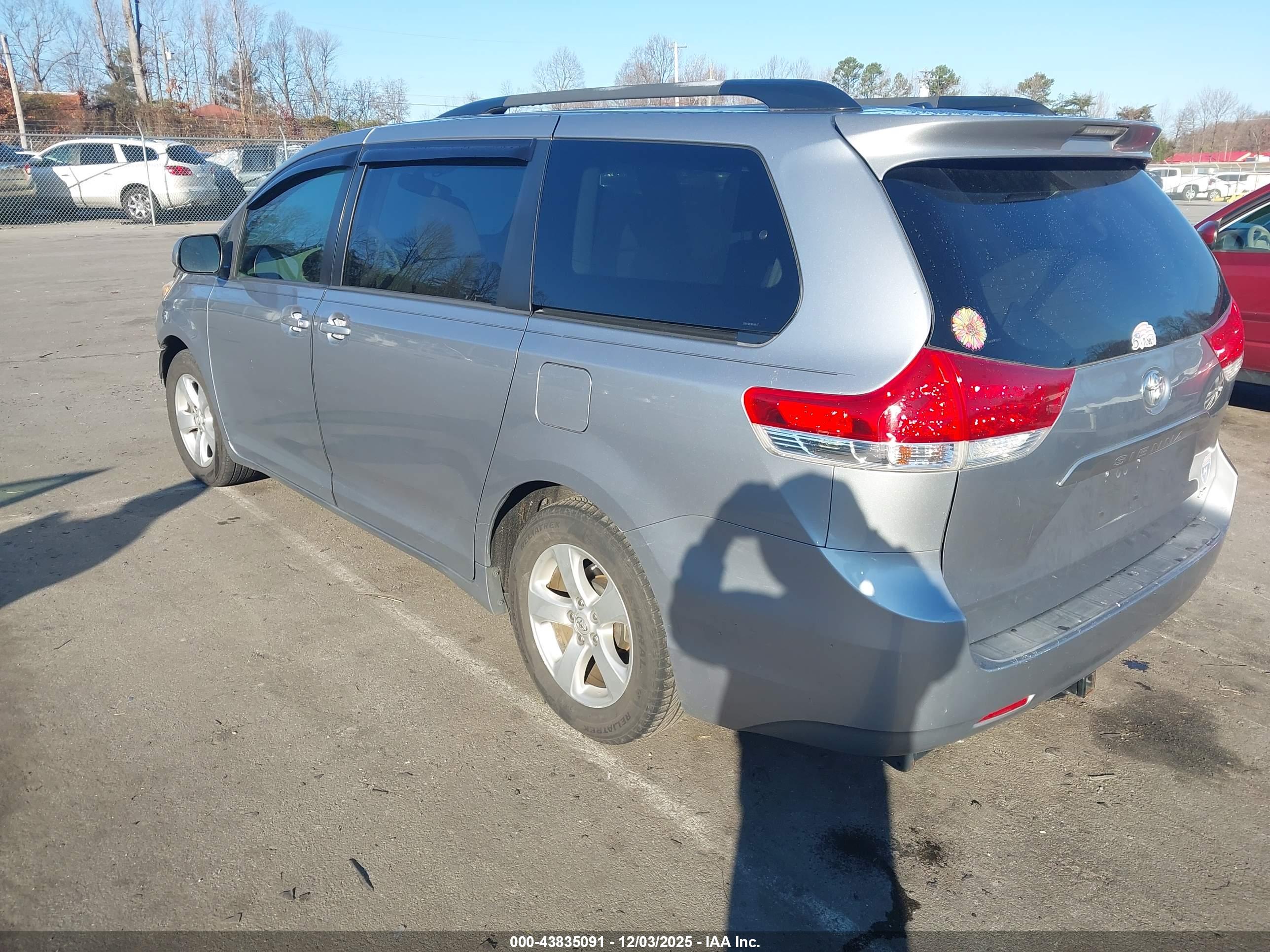 TOYOTA SIENNA image 3