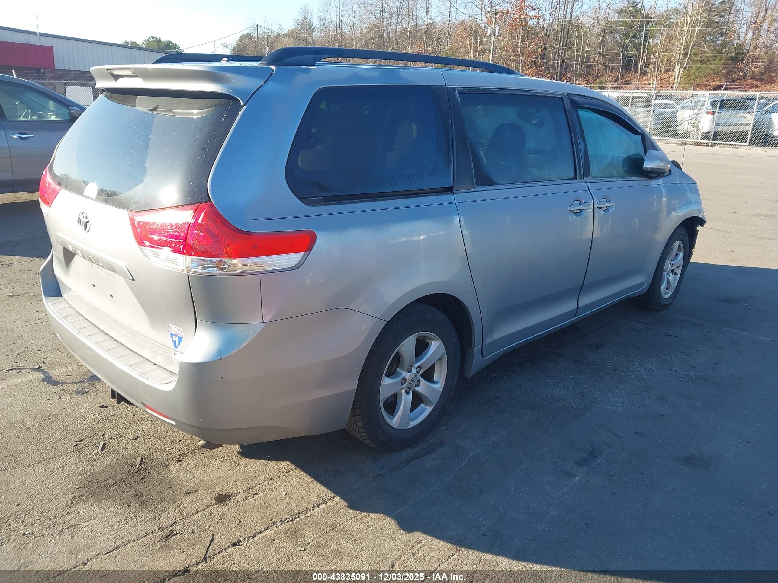 TOYOTA SIENNA image 4