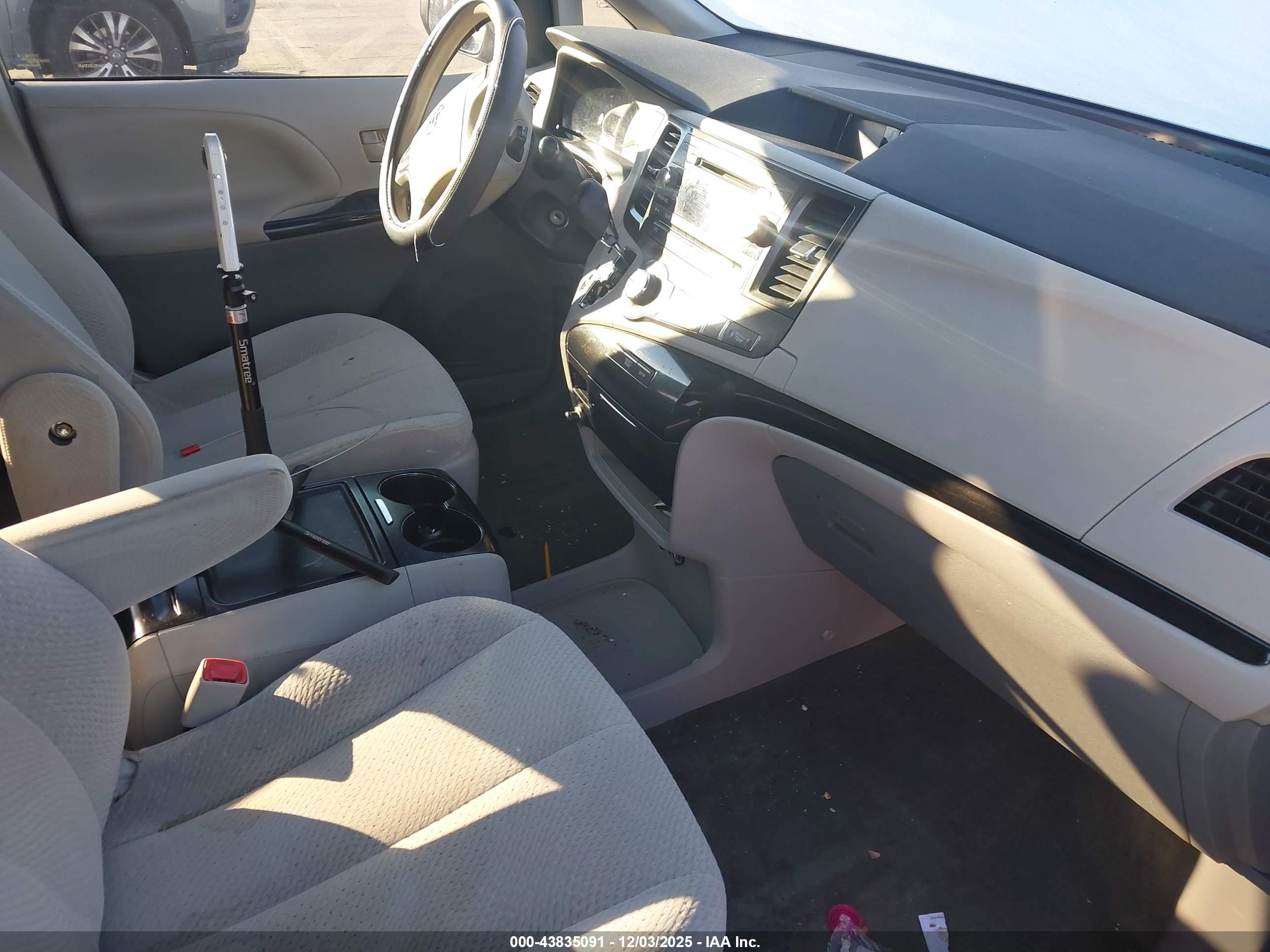 TOYOTA SIENNA image 5