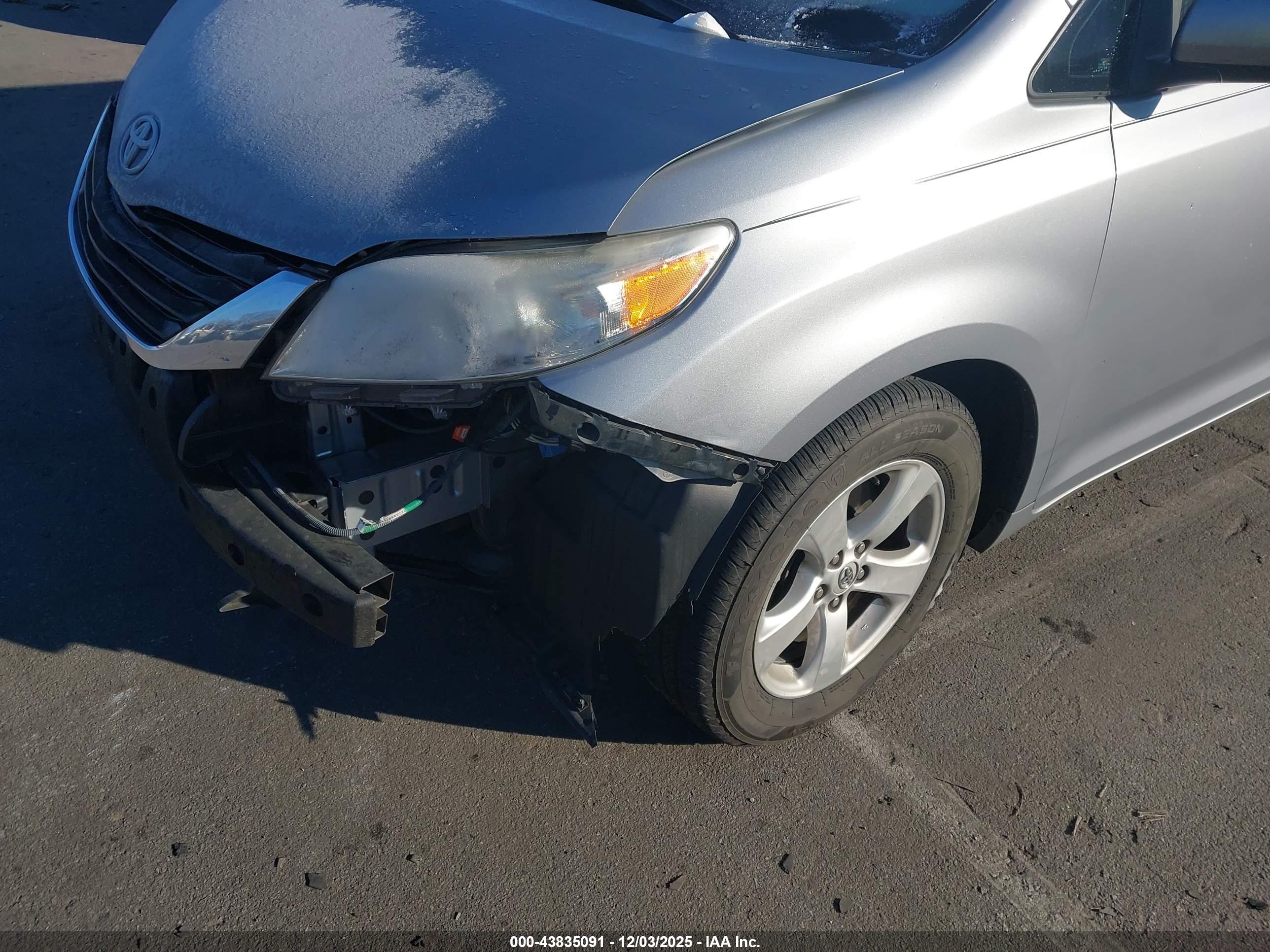 TOYOTA SIENNA image 6
