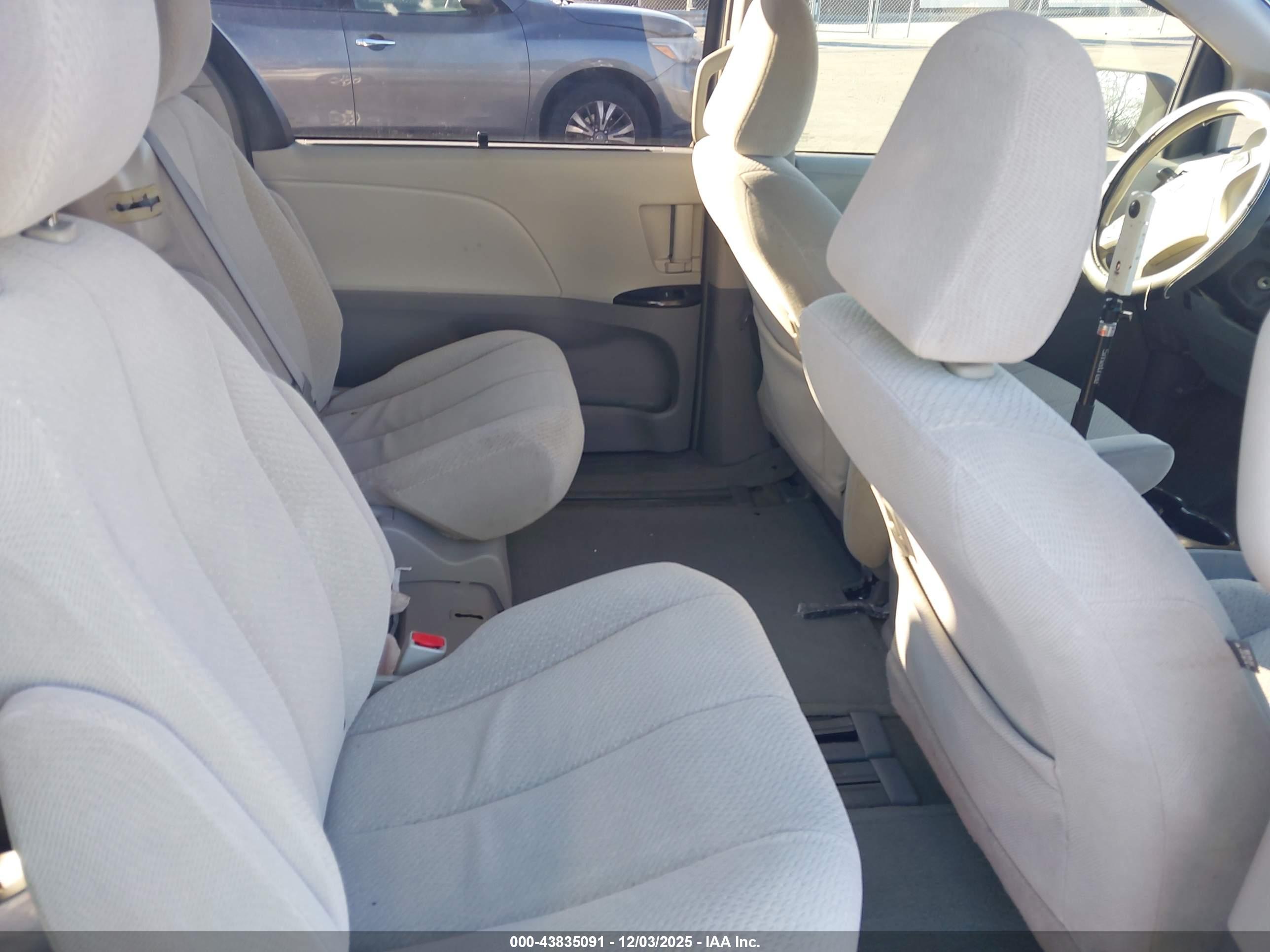 TOYOTA SIENNA image 8