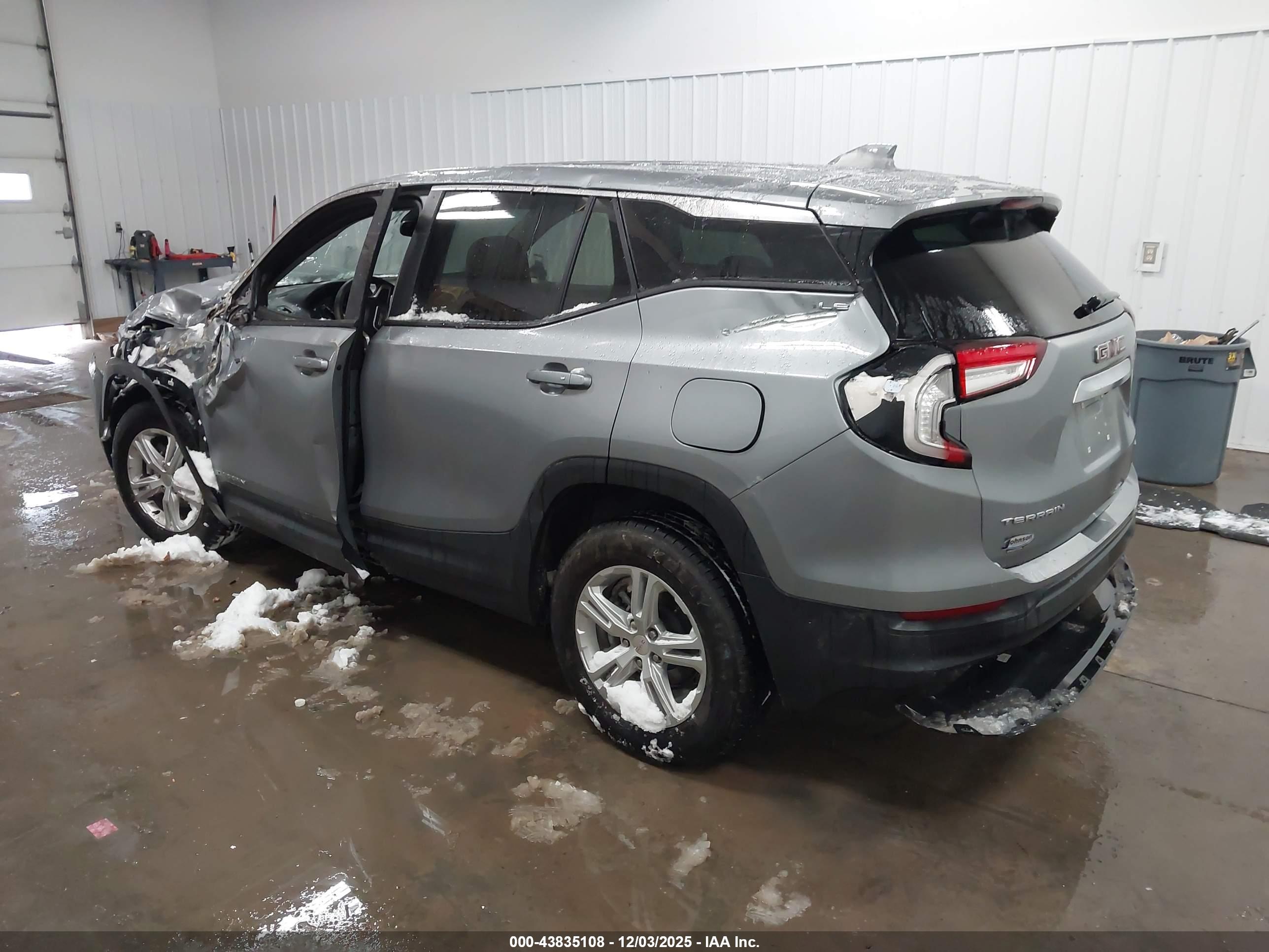 GMC TERRAIN image 3