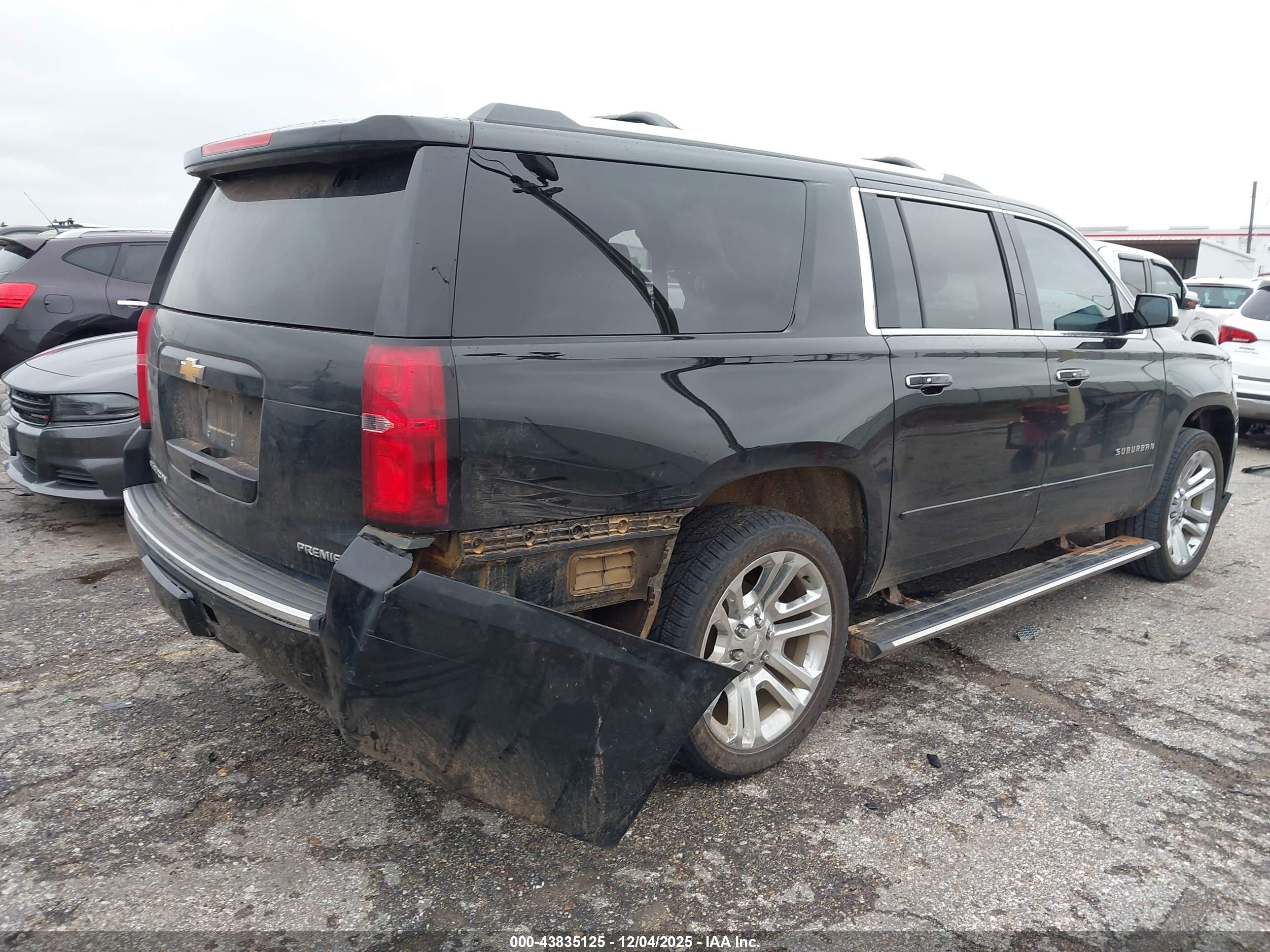 CHEVROLET SUBURBAN image 4