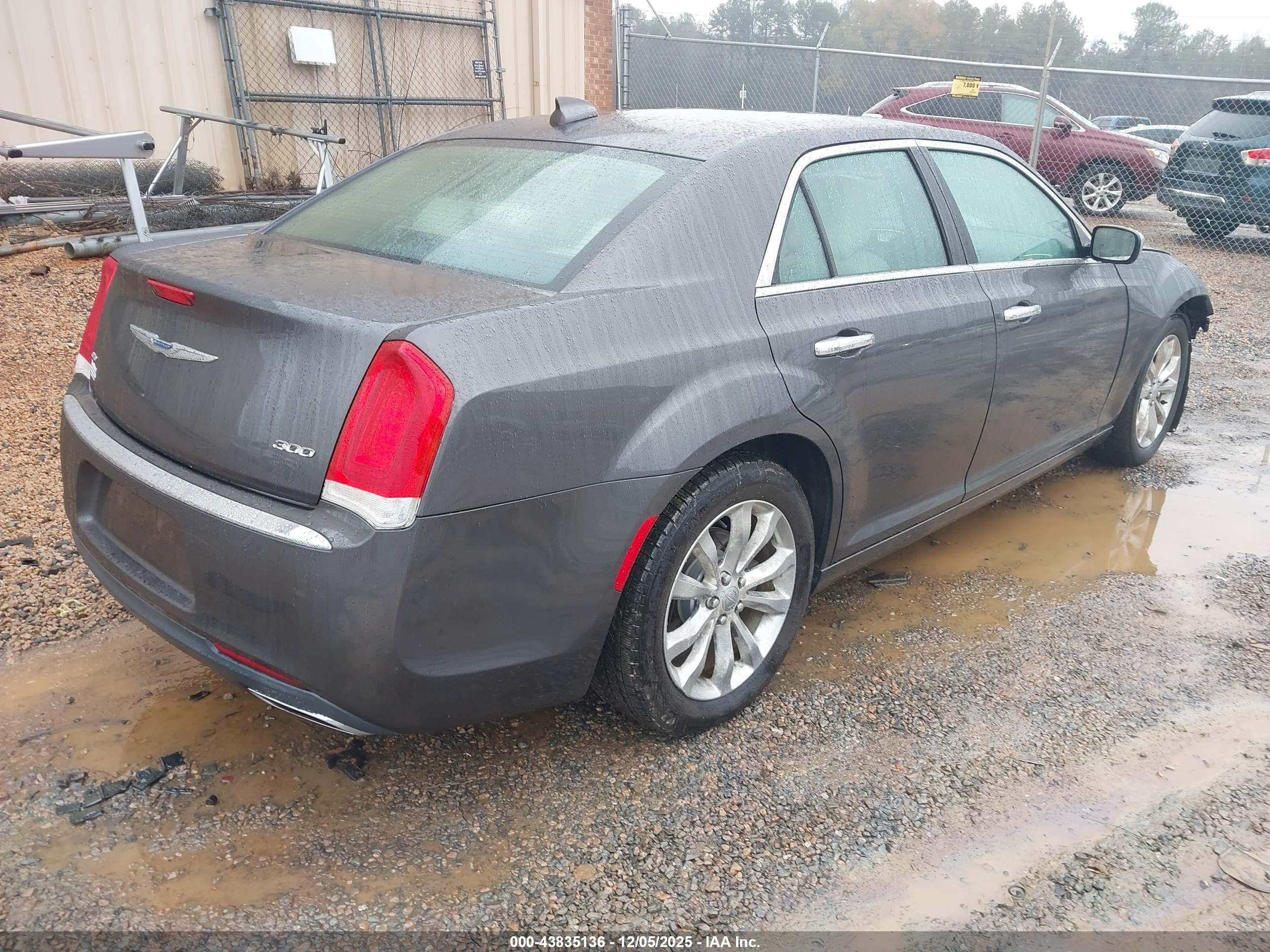 CHRYSLER 300 image 4