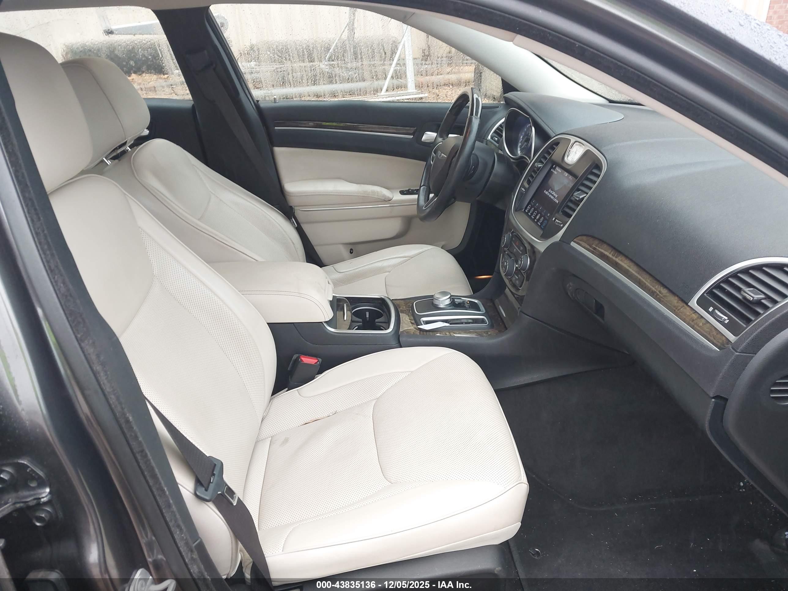 CHRYSLER 300 image 5