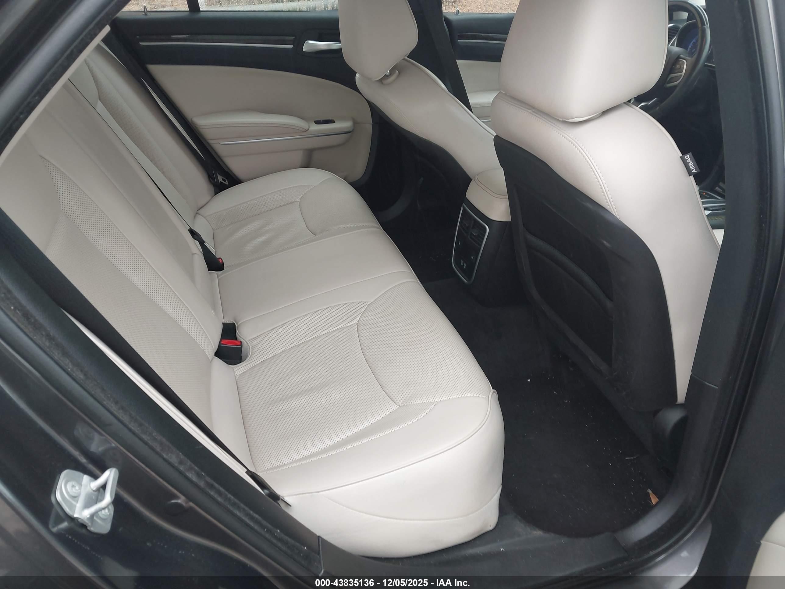 CHRYSLER 300 image 8