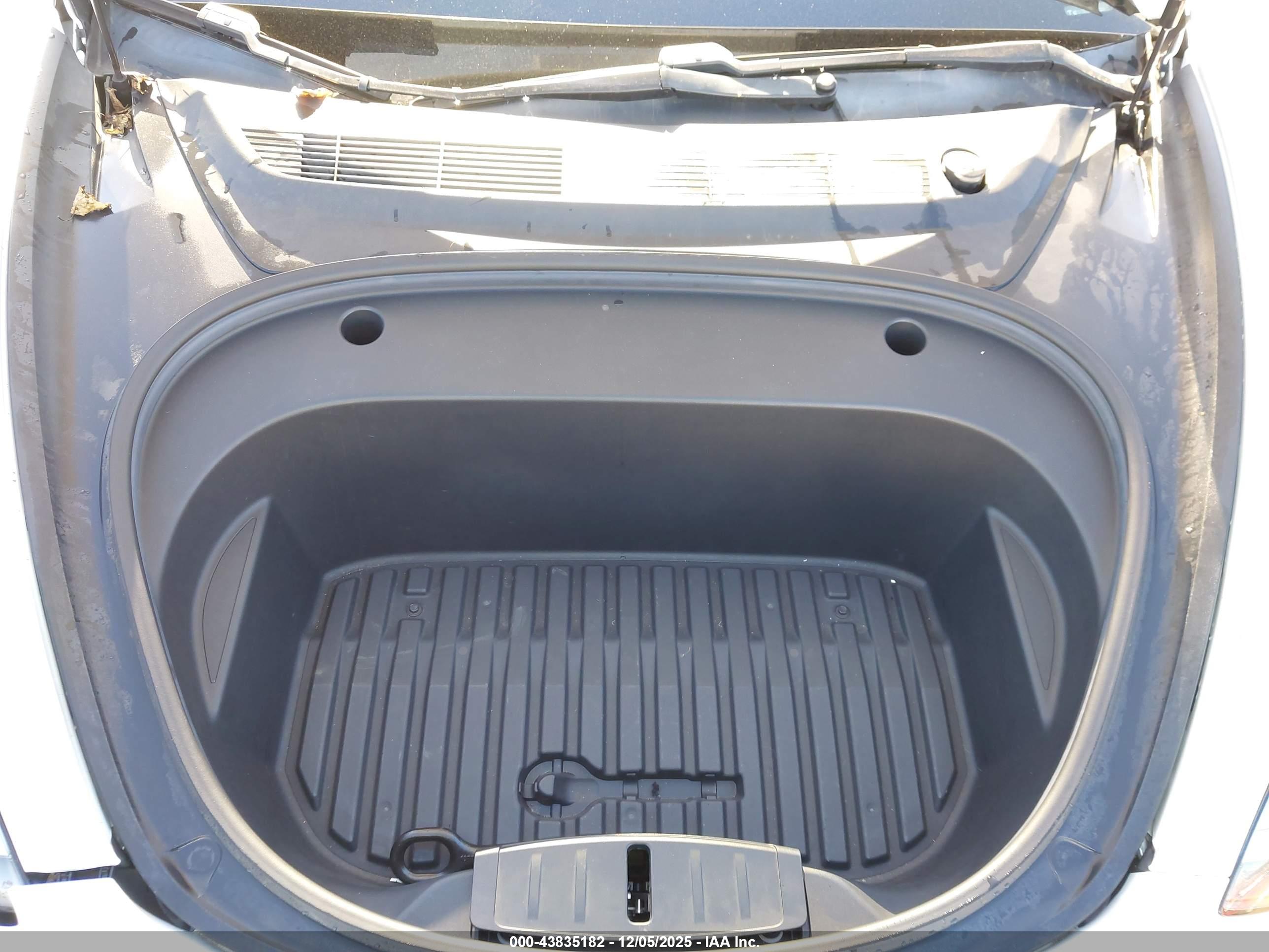 TESLA MODEL image 10