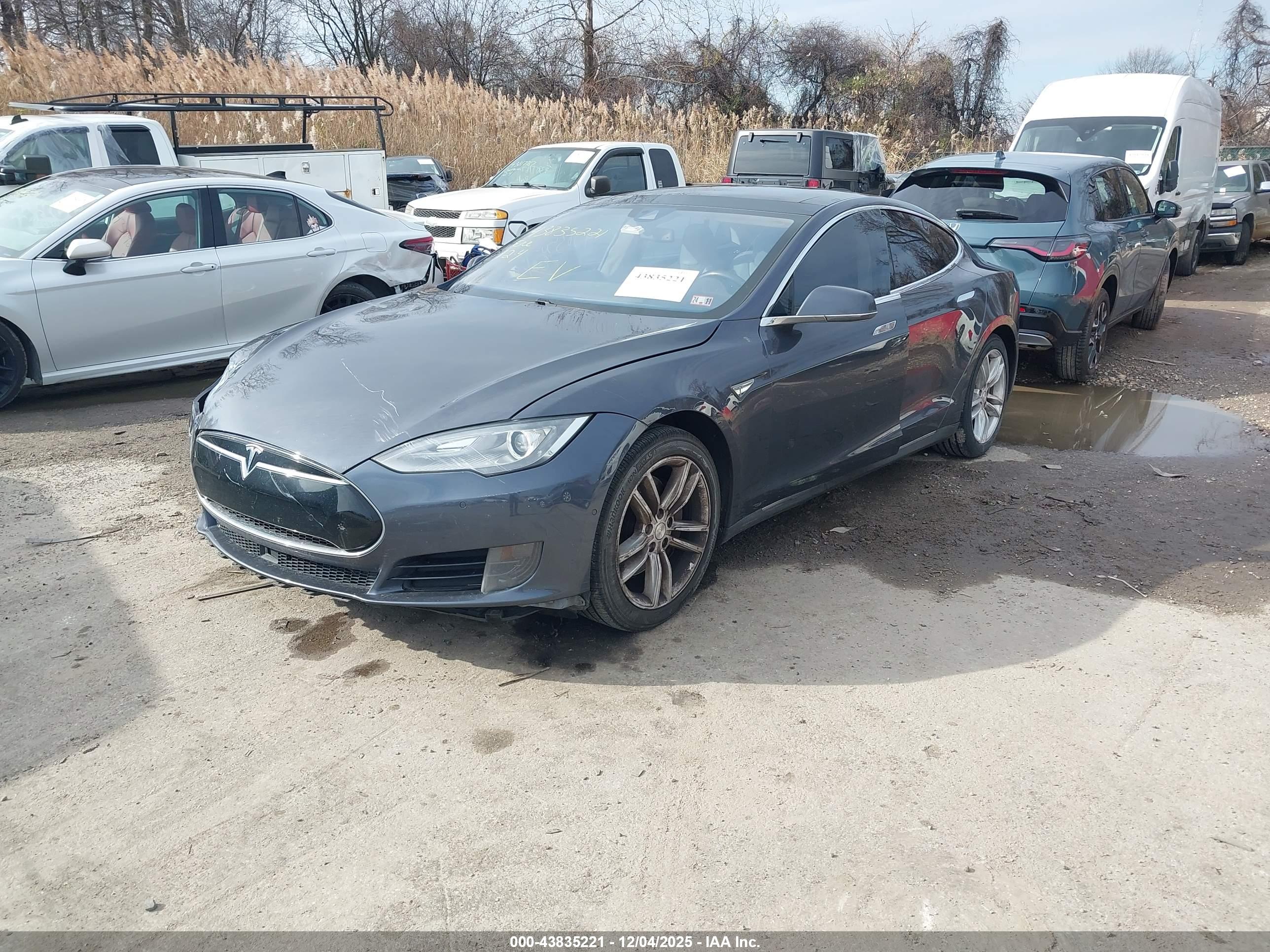 TESLA MODEL image 2