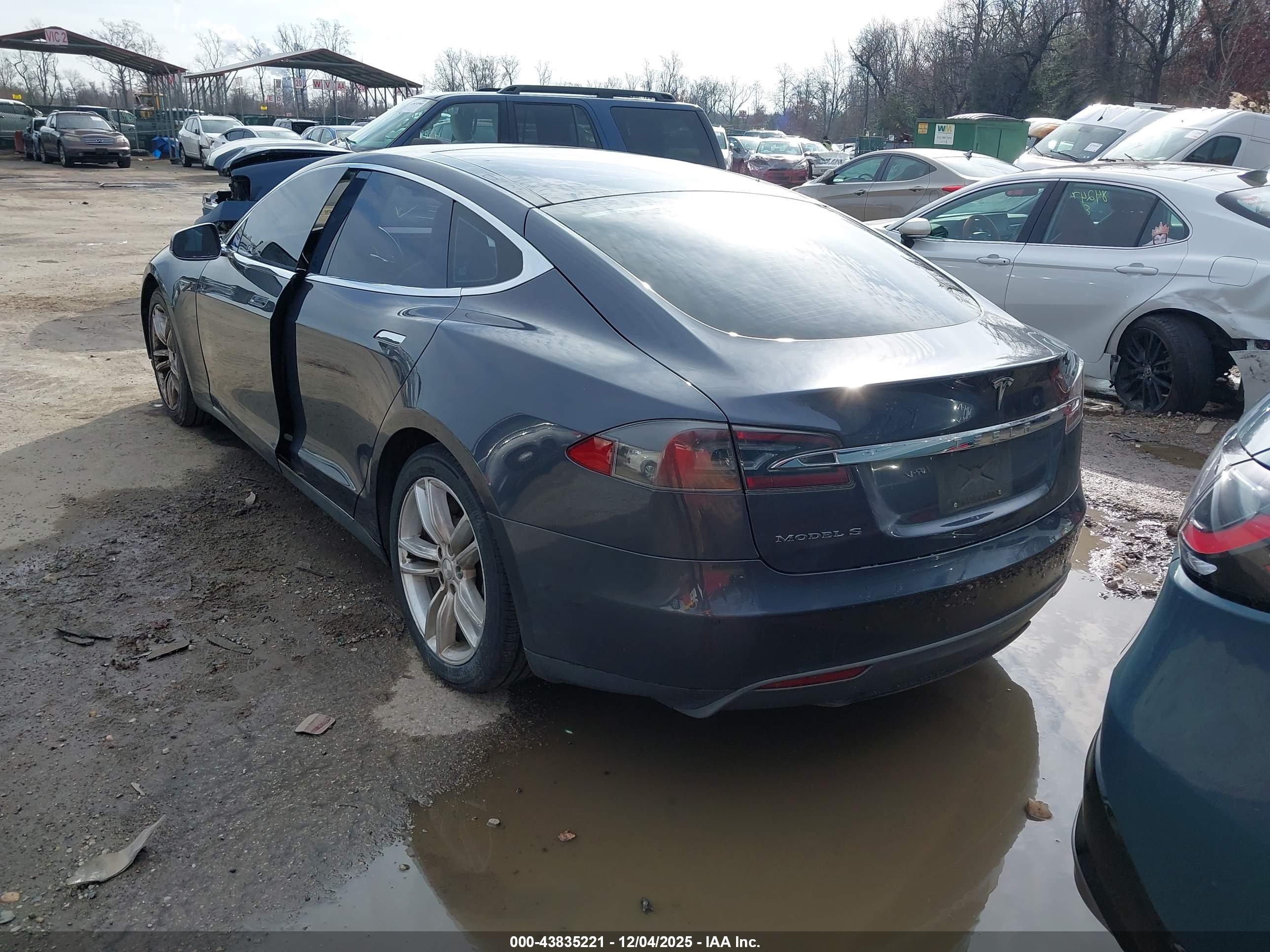 TESLA MODEL image 3