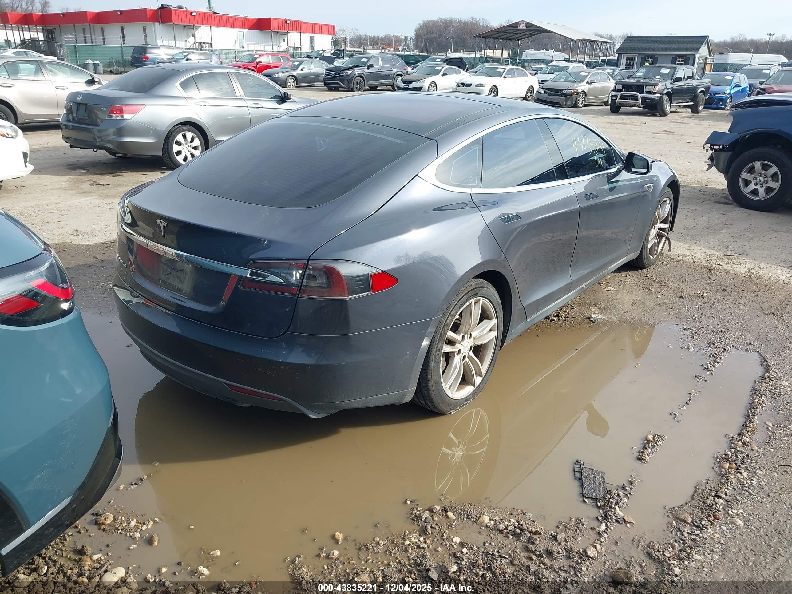 TESLA MODEL image 4