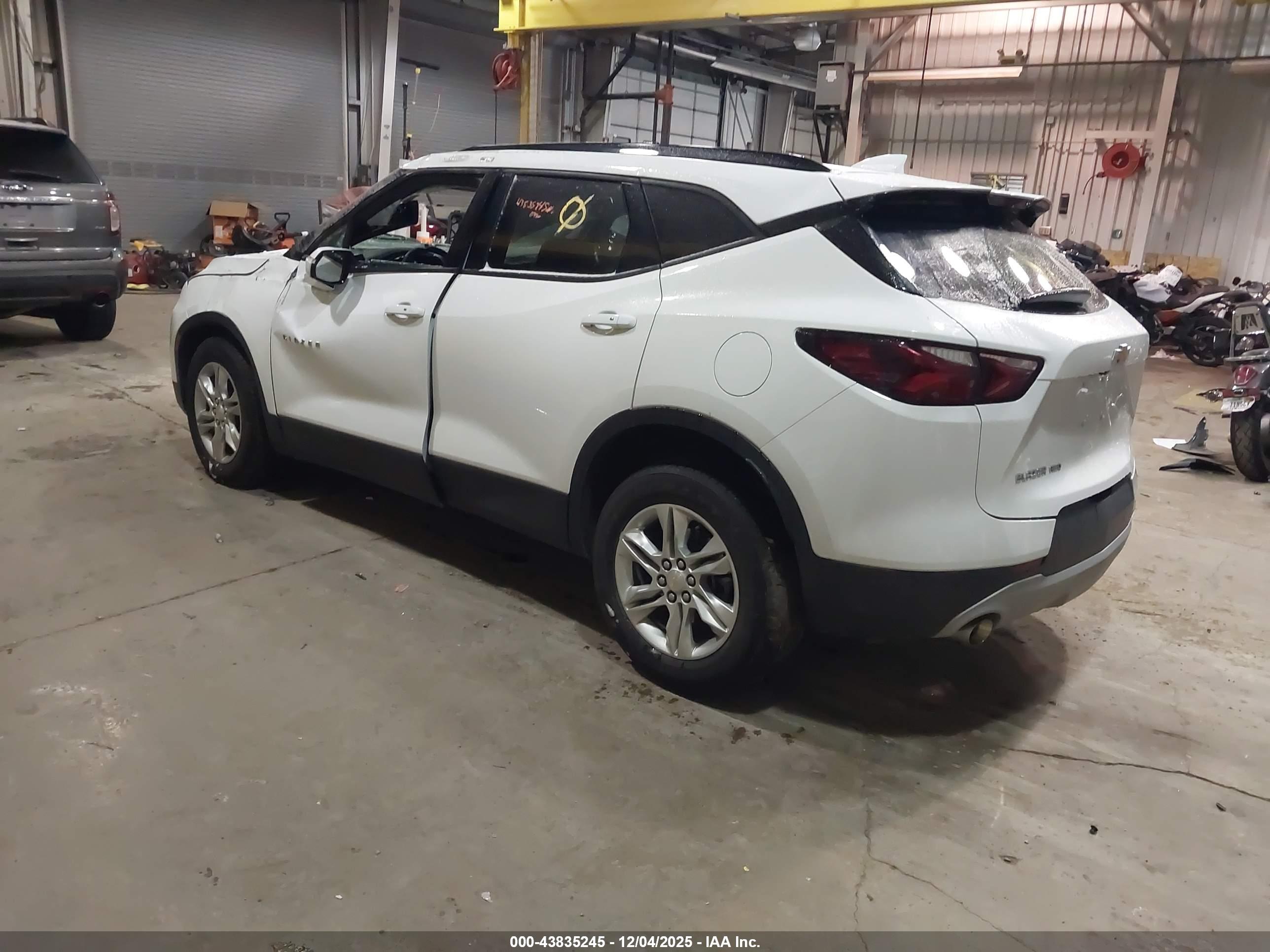 CHEVROLET BLAZER image 3