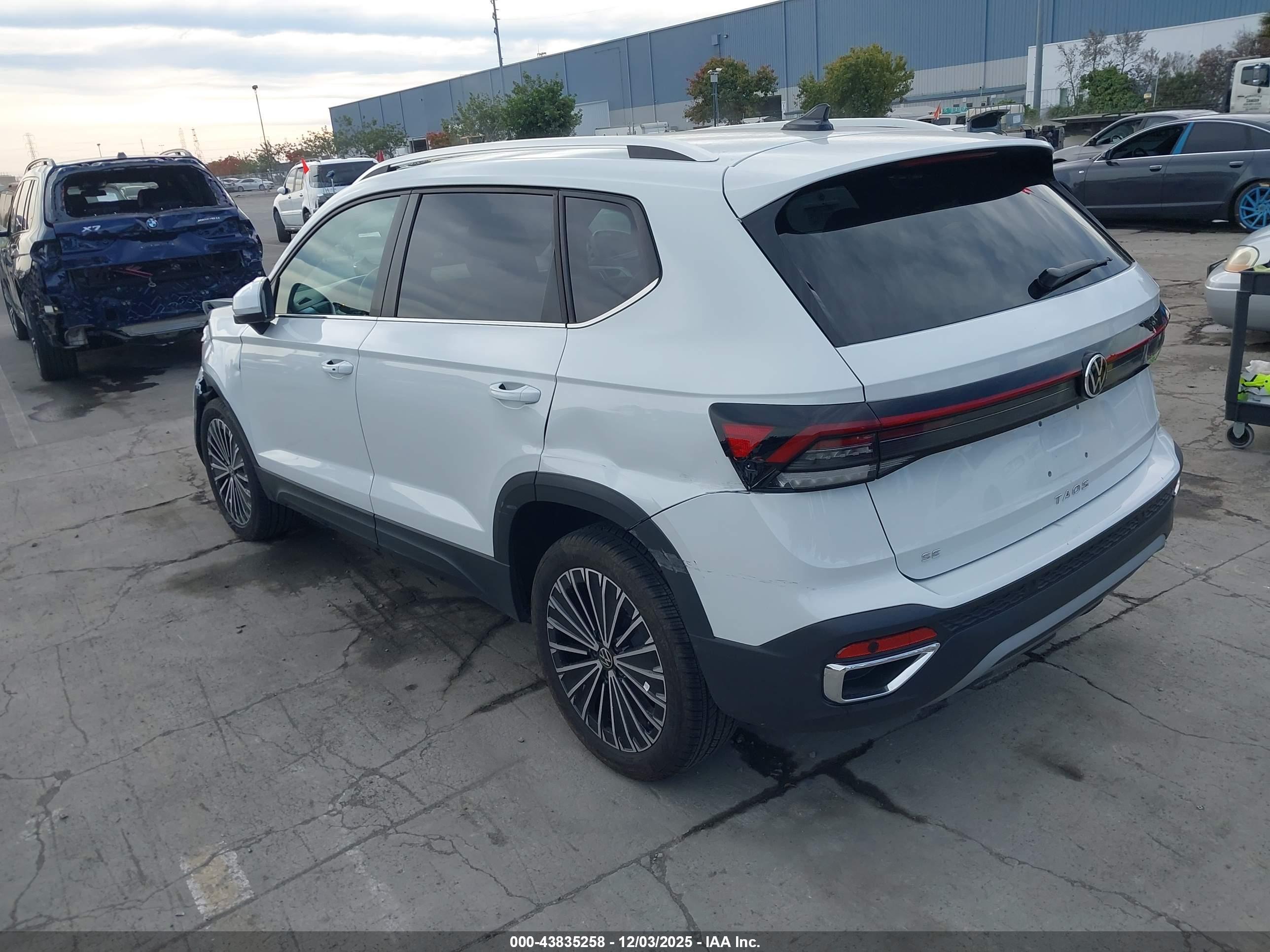 VOLKSWAGEN TAOS image 3