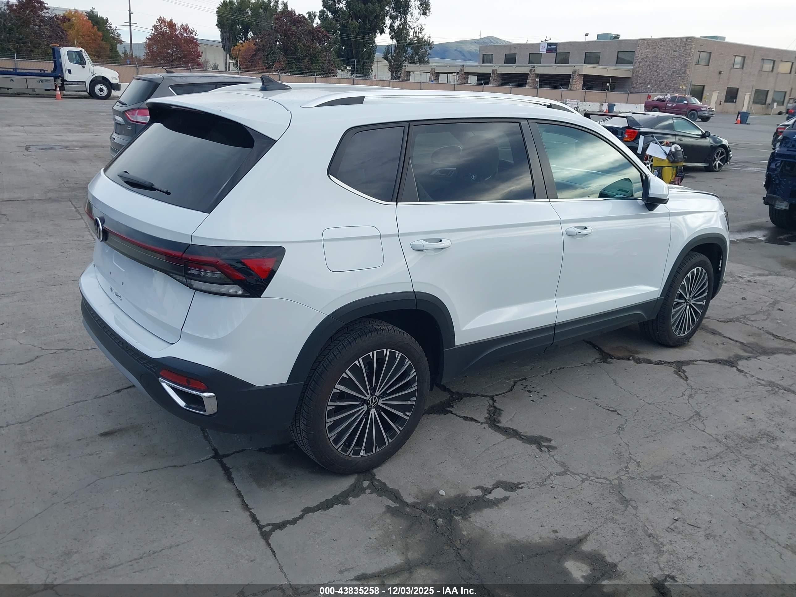 VOLKSWAGEN TAOS image 4