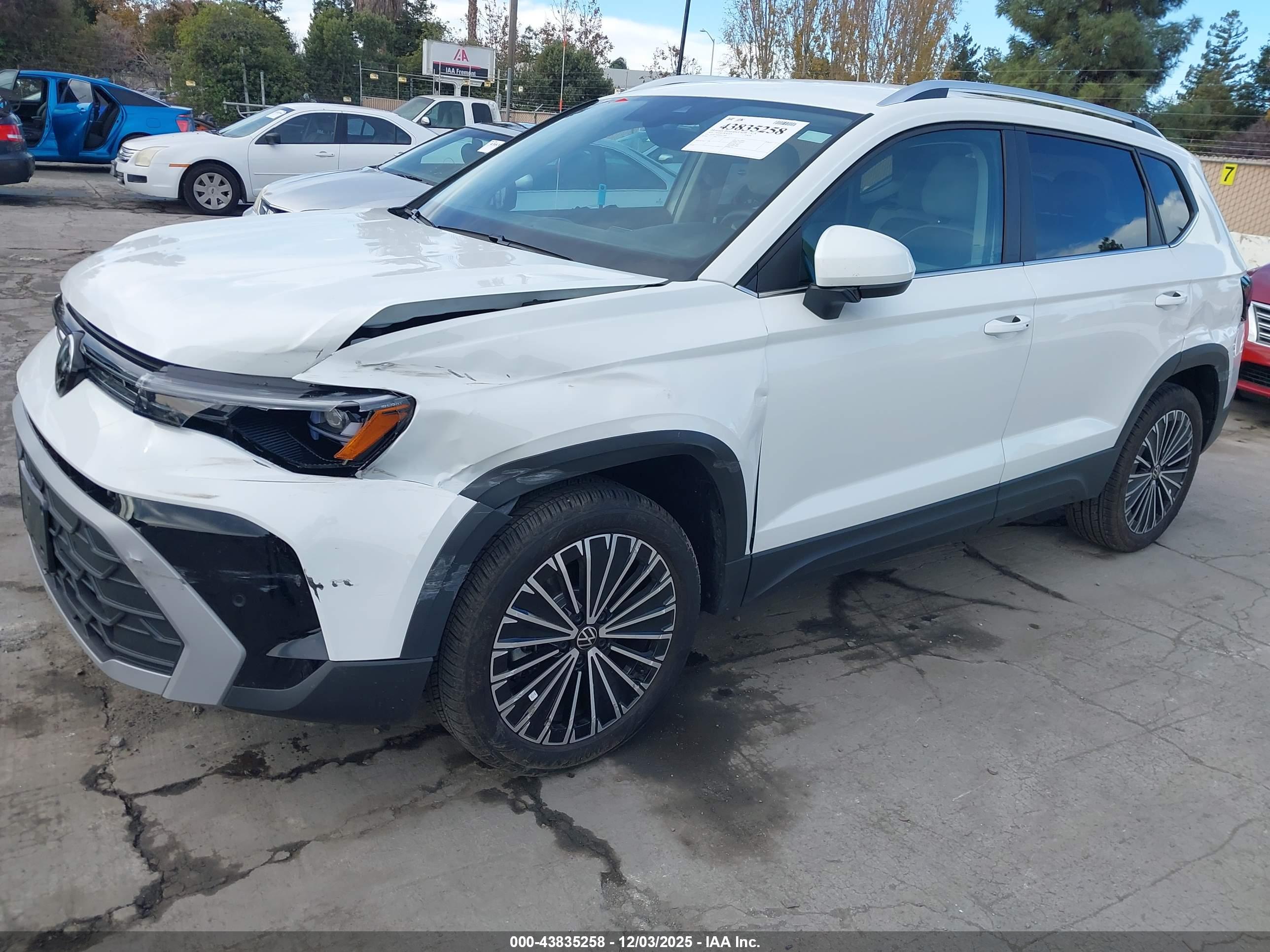 VOLKSWAGEN TAOS image 6