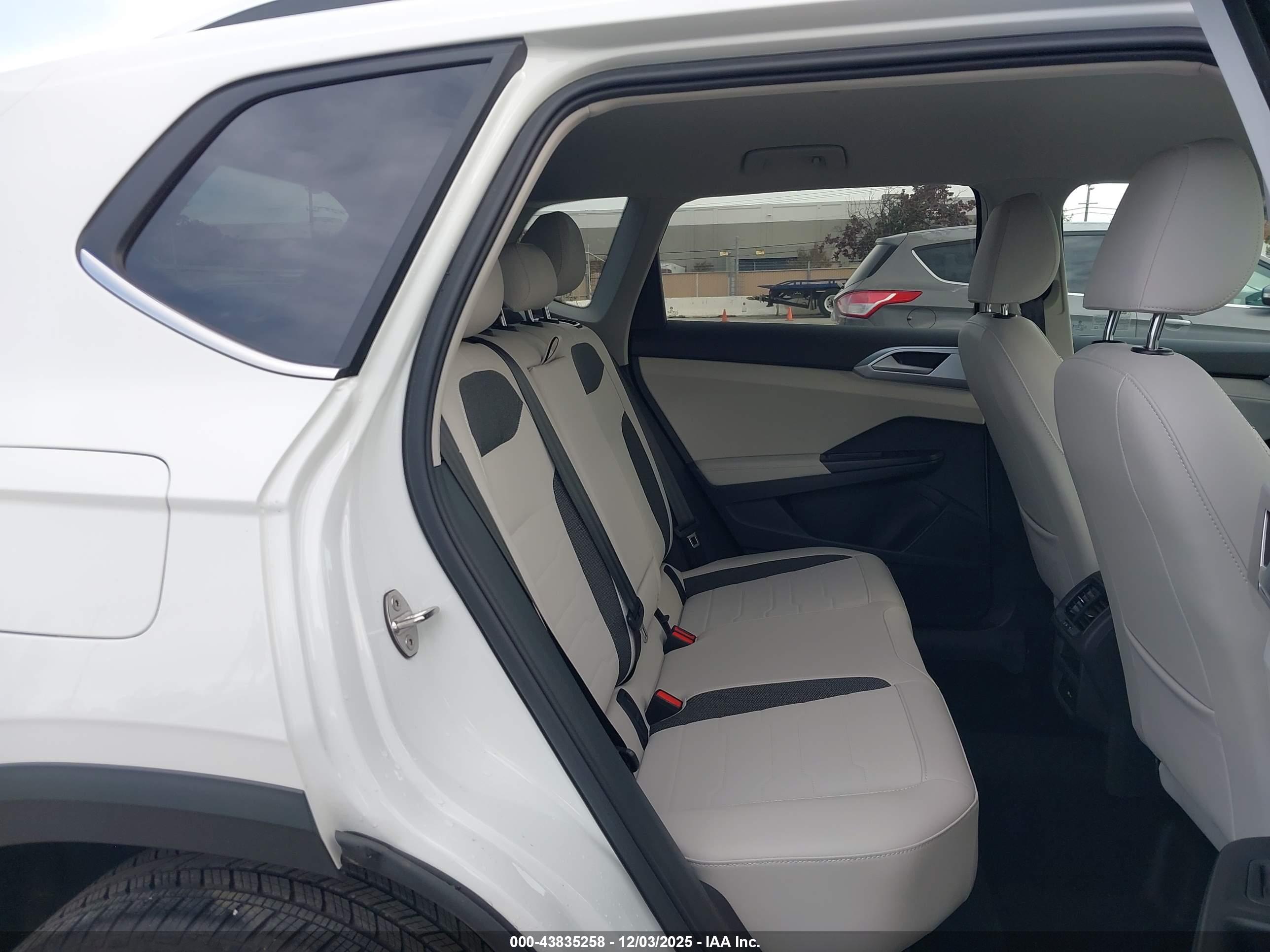 VOLKSWAGEN TAOS image 8