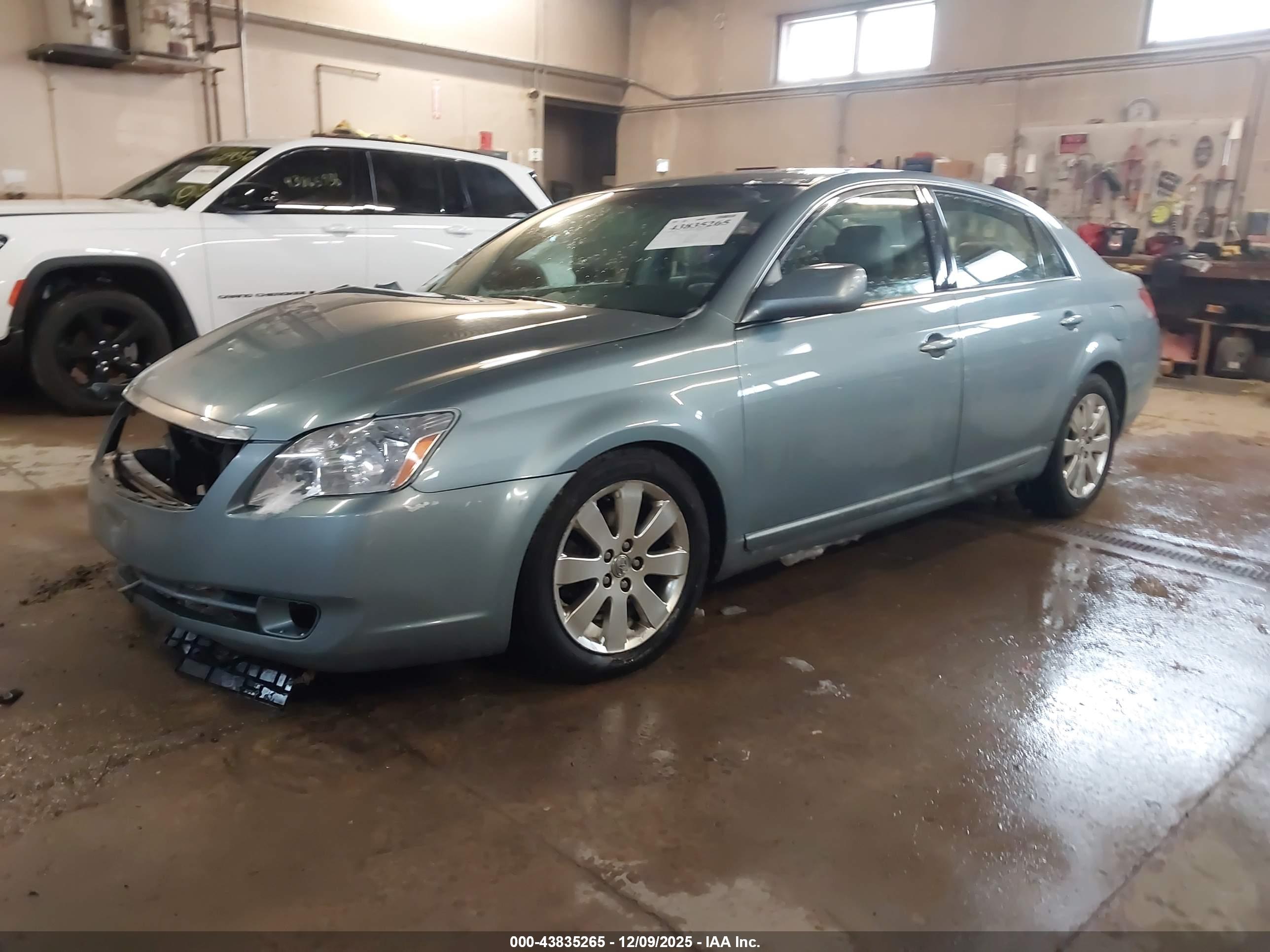 TOYOTA AVALON image 2