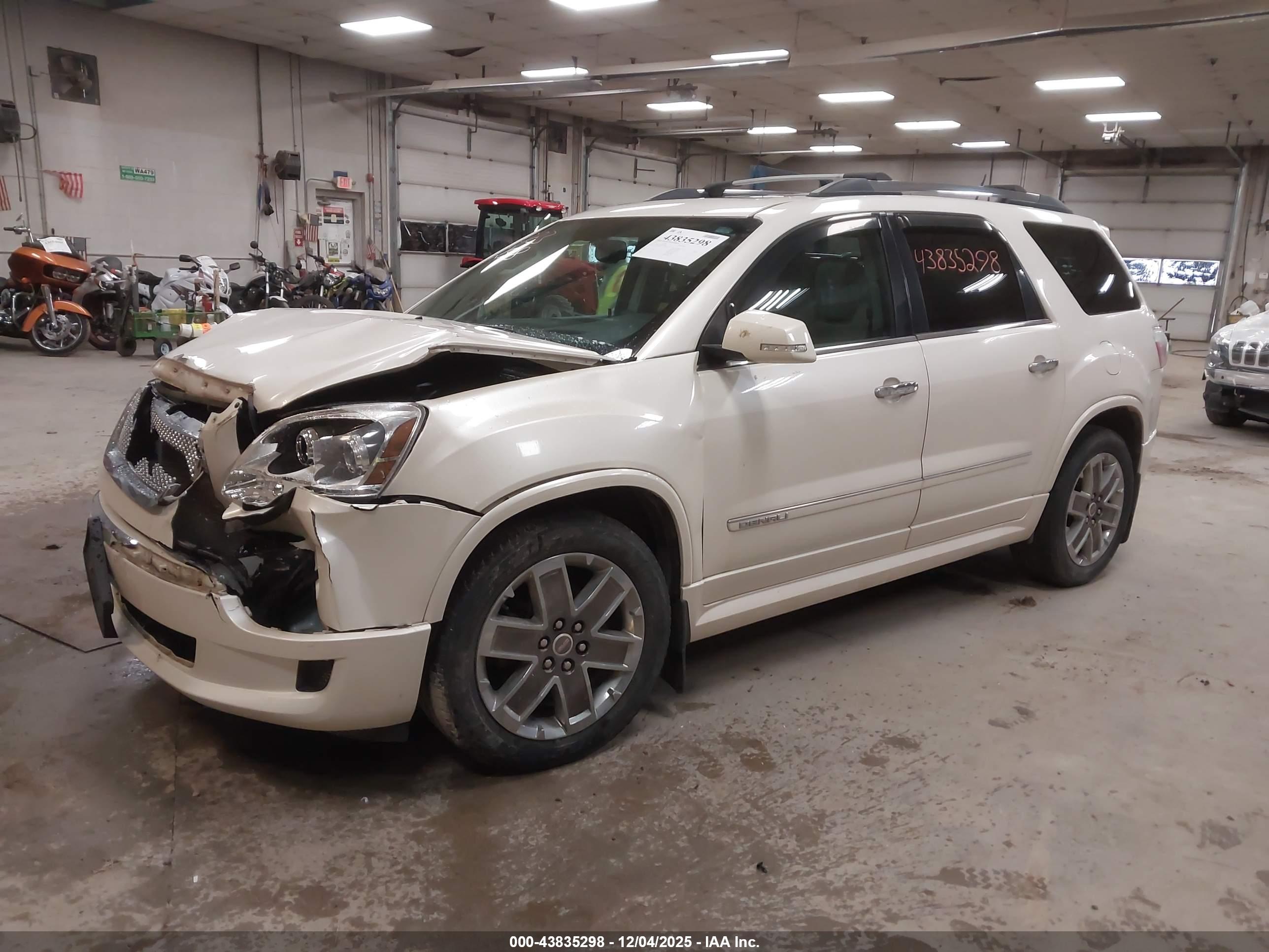 GMC ACADIA image 2