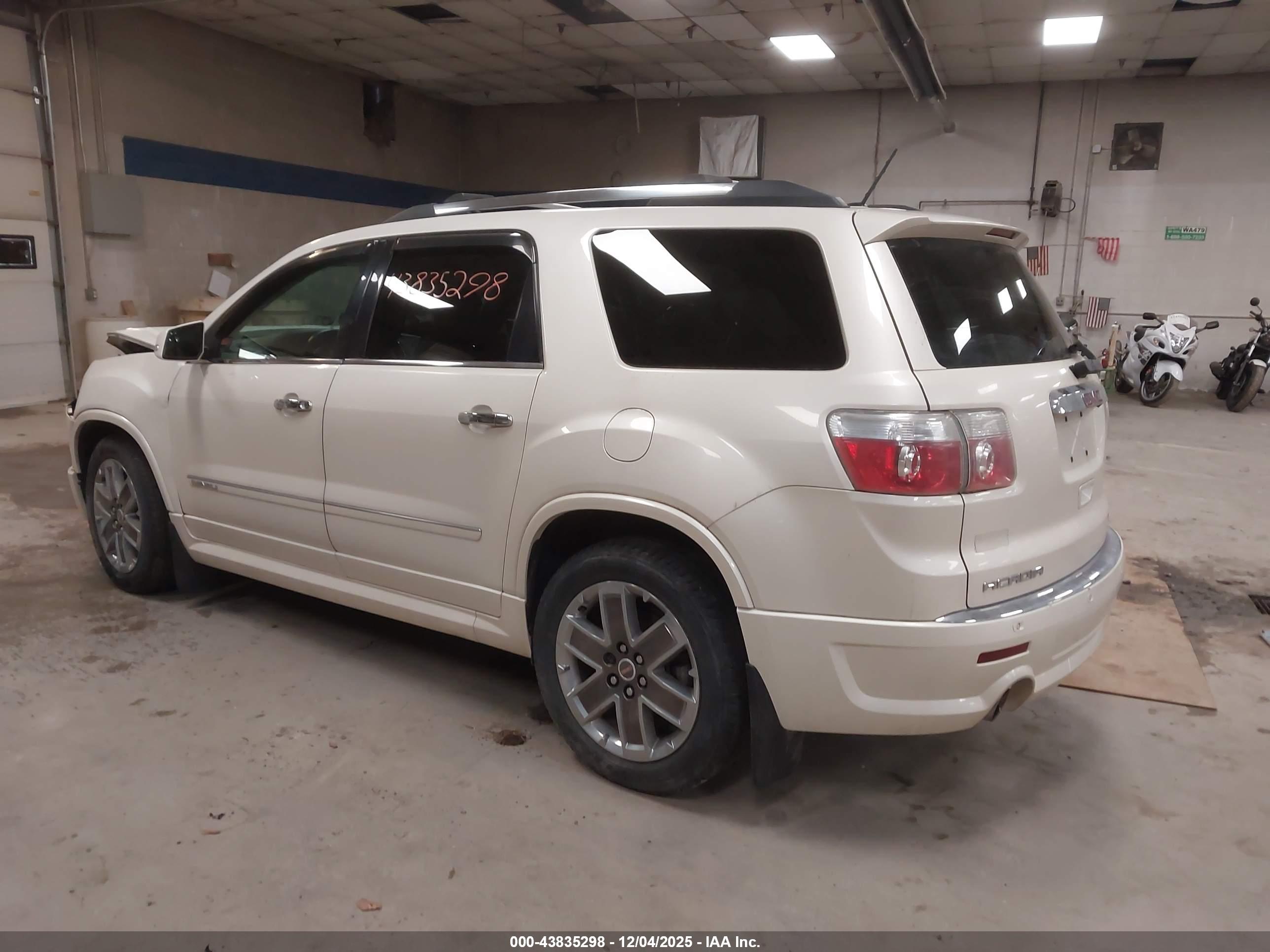 GMC ACADIA image 3