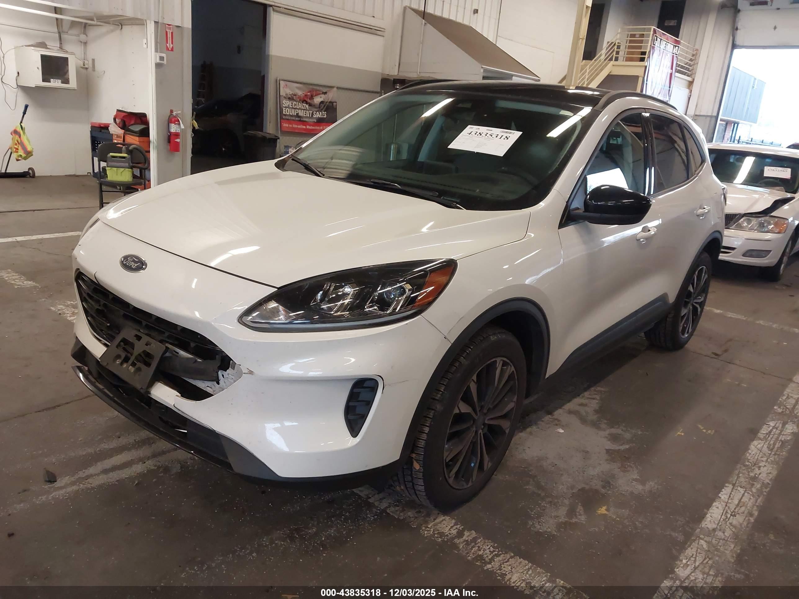 FORD ESCAPE image 2