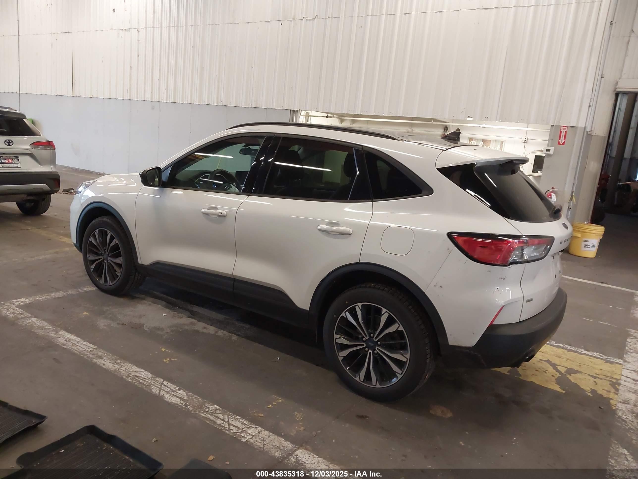 FORD ESCAPE image 3