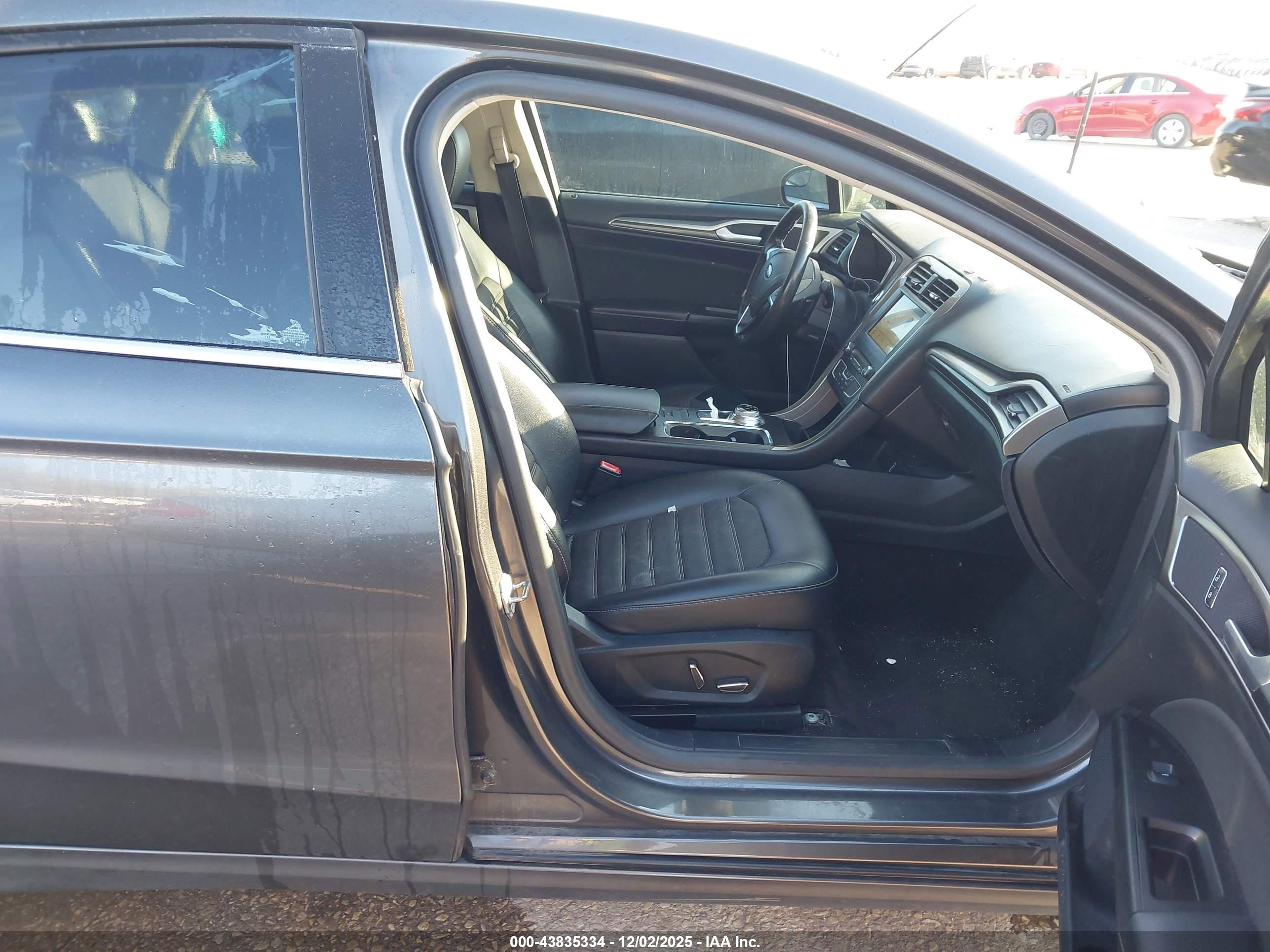 FORD FUSION image 5