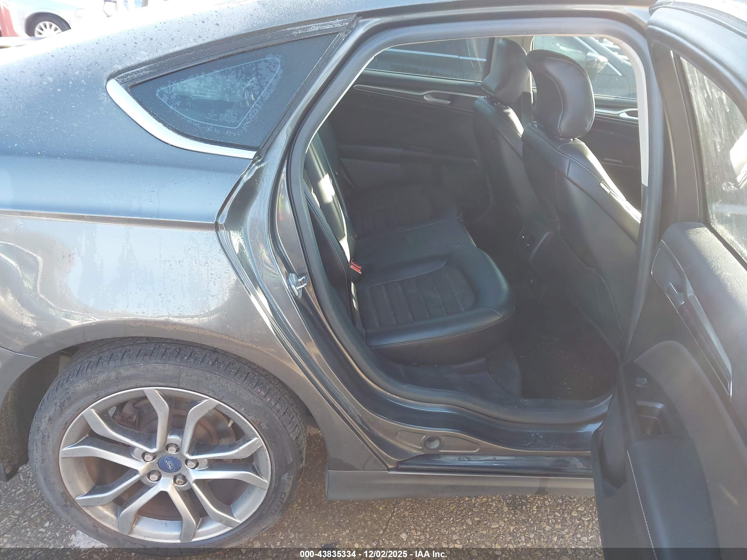 FORD FUSION image 8