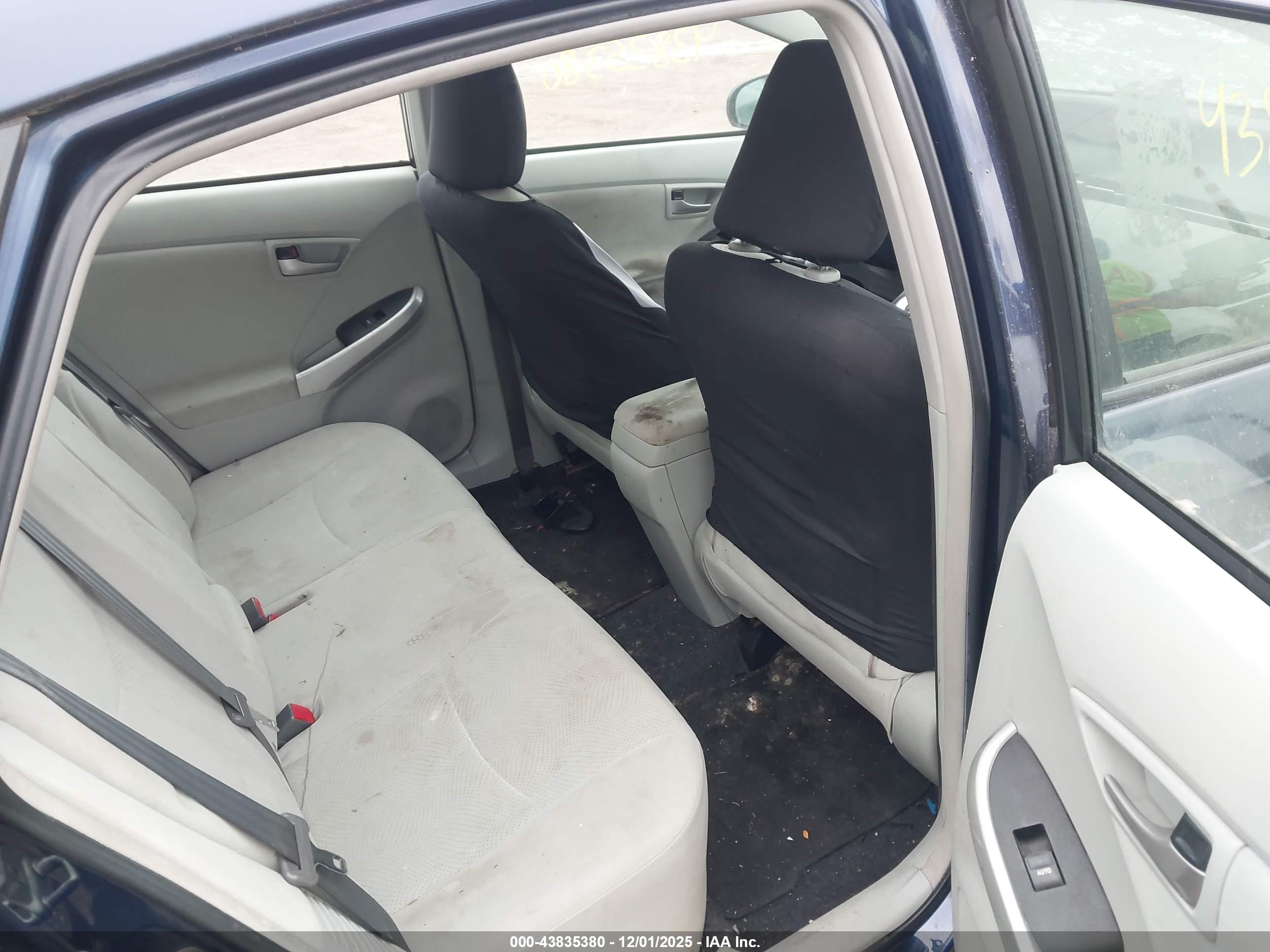 TOYOTA PRIUS image 8