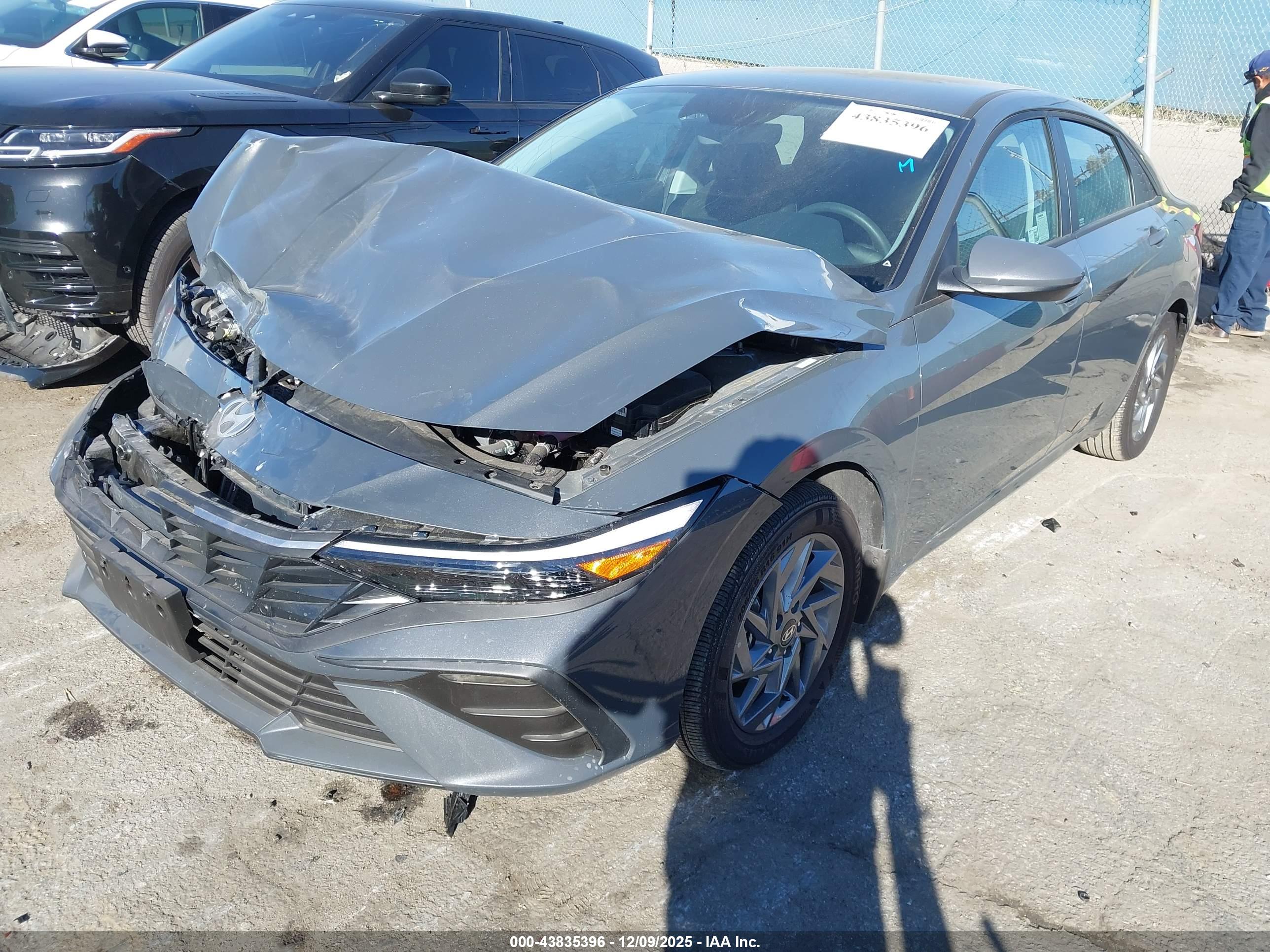 HYUNDAI ELANTRA image 2