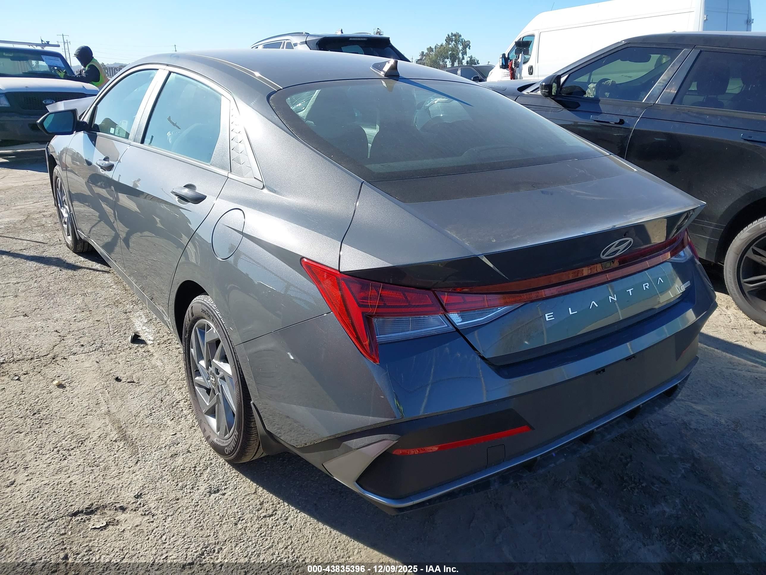 HYUNDAI ELANTRA image 3