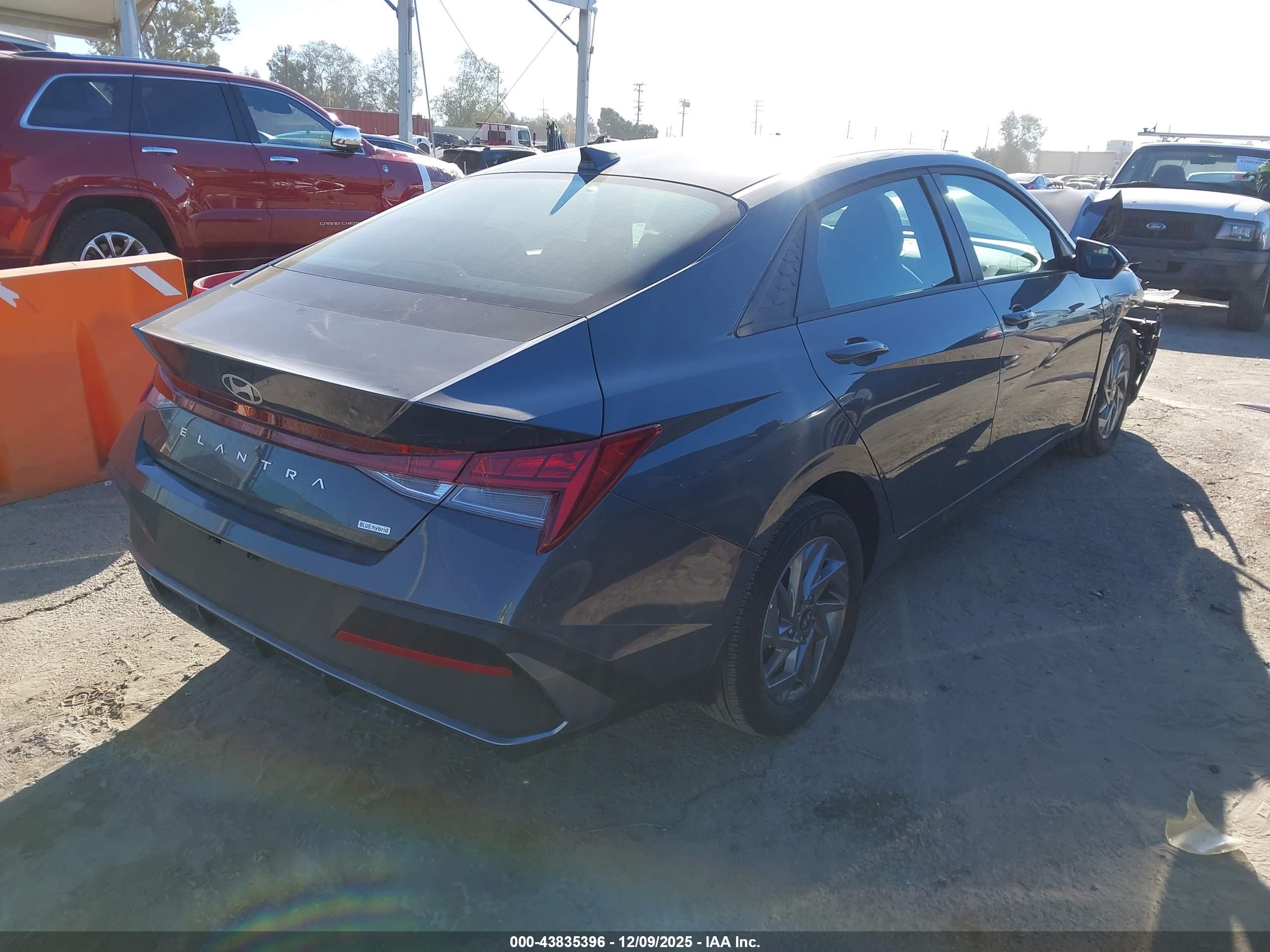 HYUNDAI ELANTRA image 4
