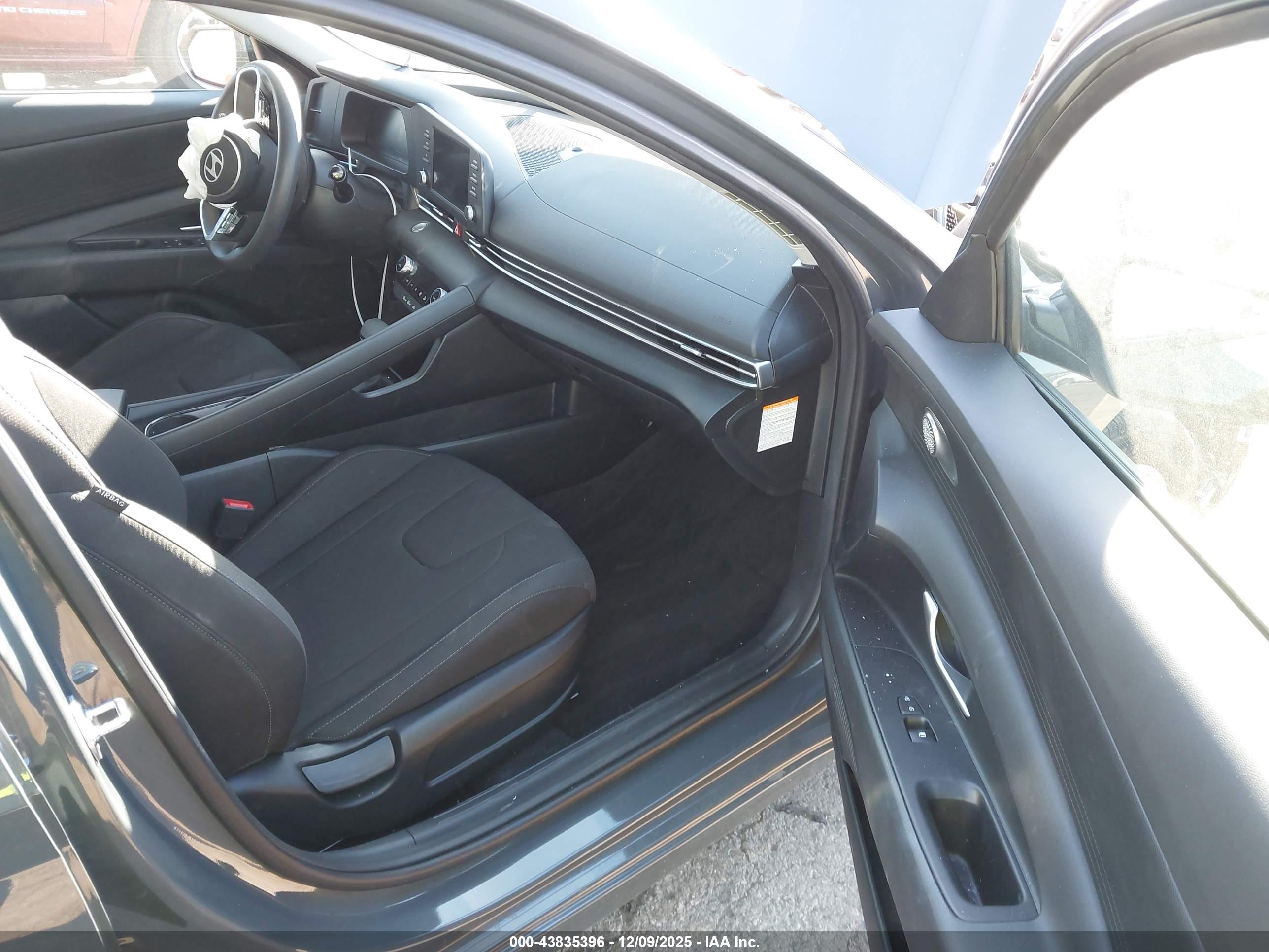 HYUNDAI ELANTRA image 5