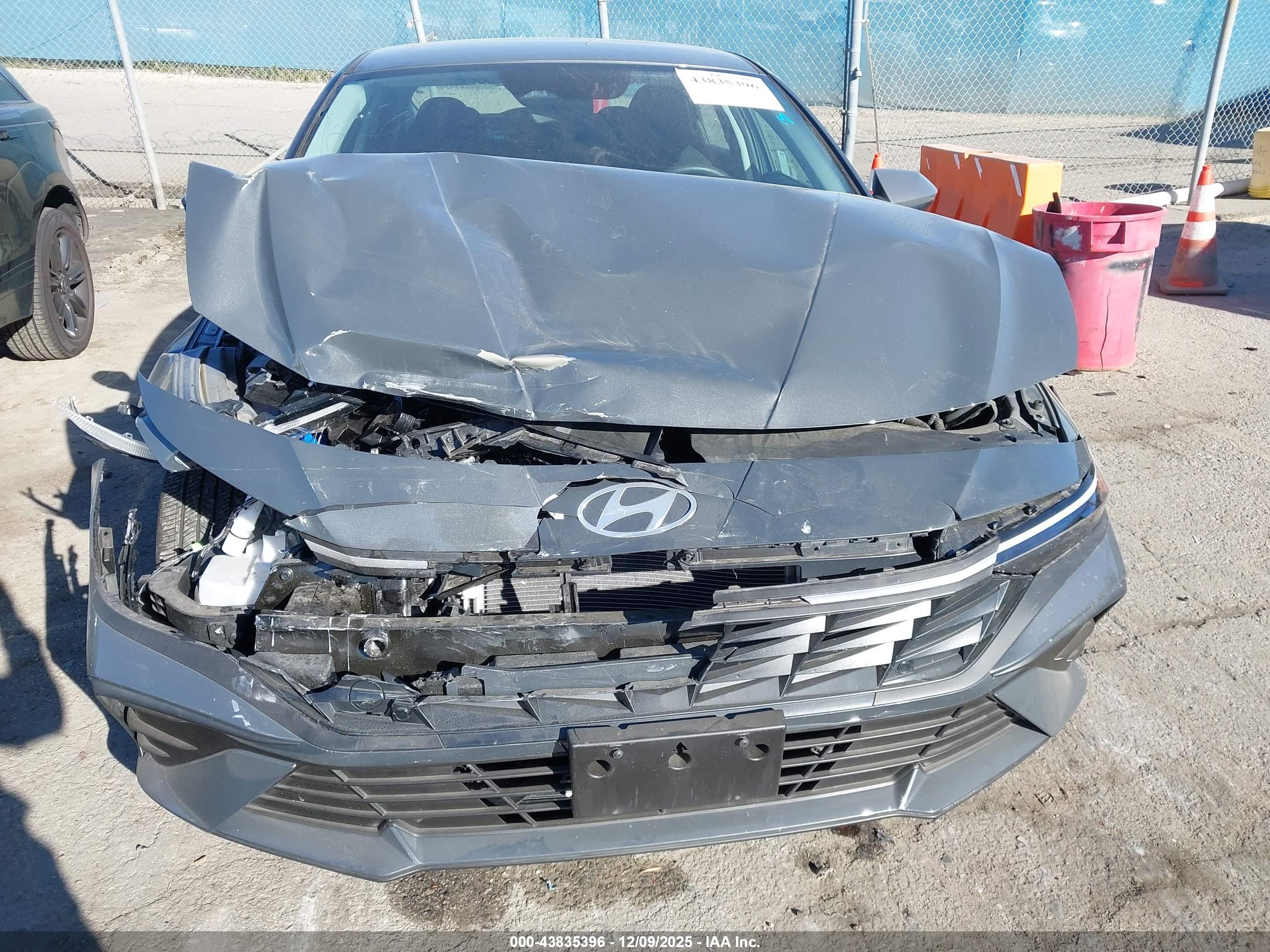 HYUNDAI ELANTRA image 6