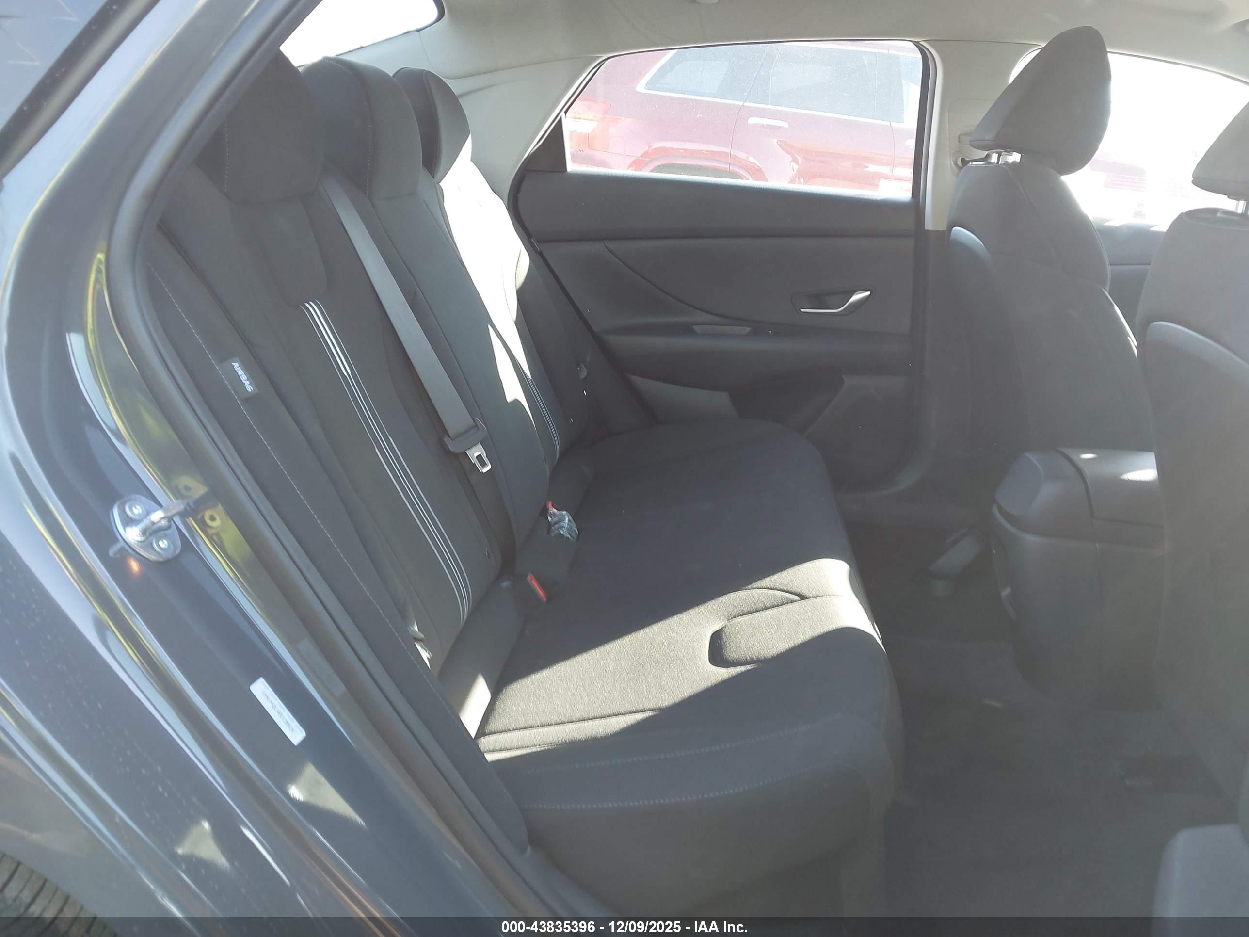 HYUNDAI ELANTRA image 8