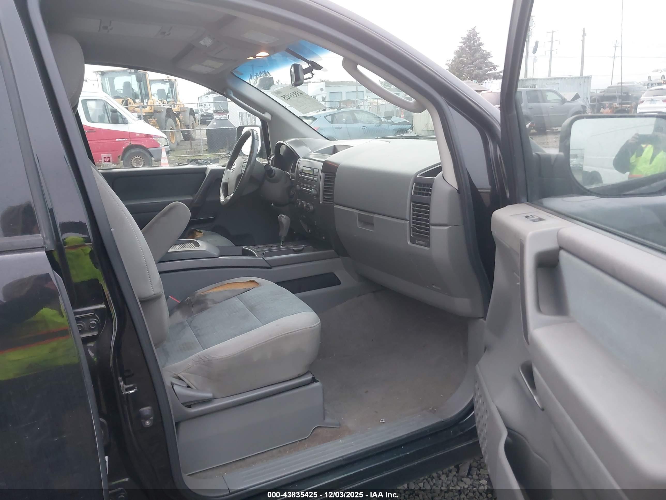 NISSAN TITAN image 5