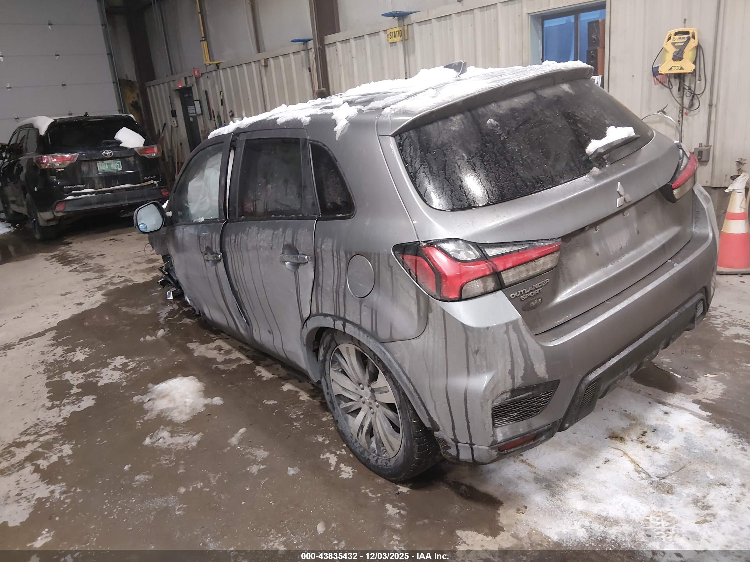 MITSUBISHI OUTLANDER image 3