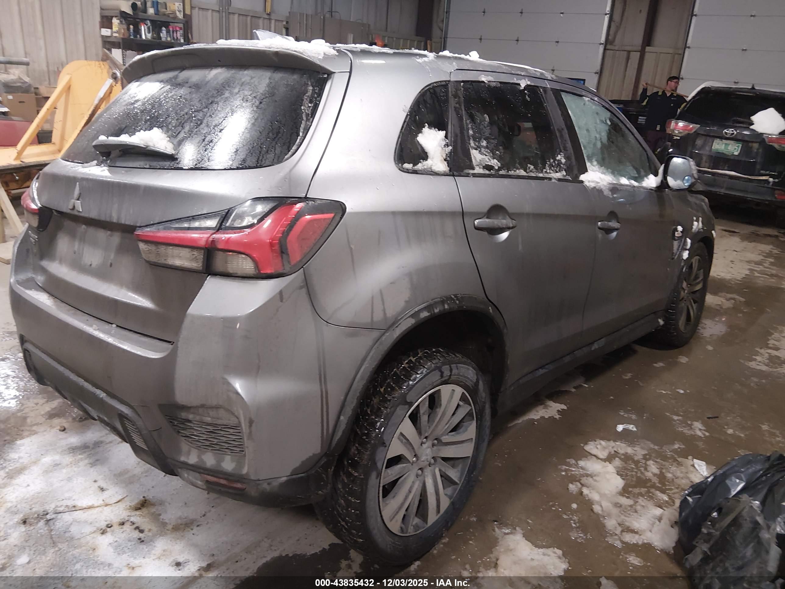 MITSUBISHI OUTLANDER image 4