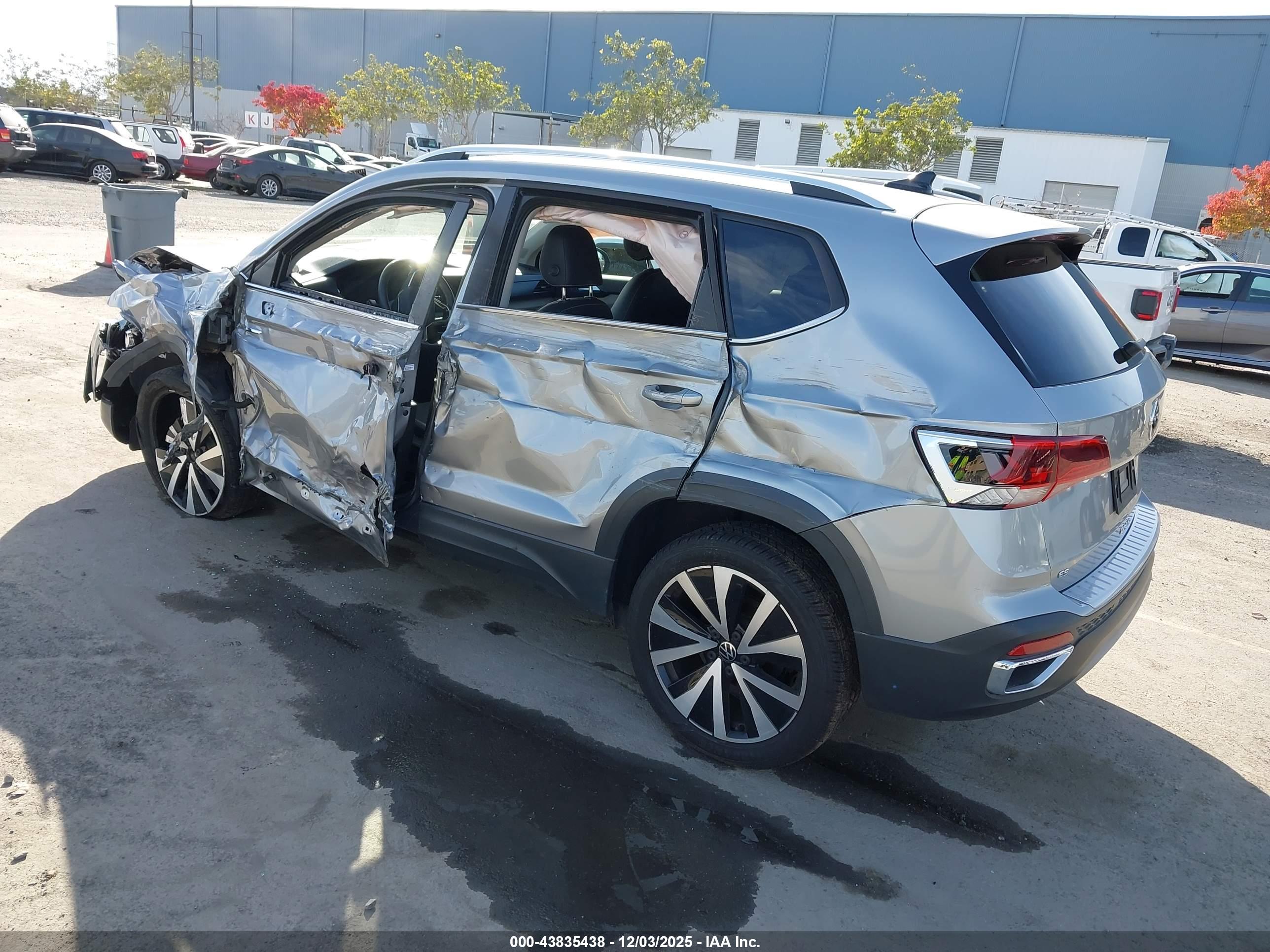 VOLKSWAGEN TAOS image 3